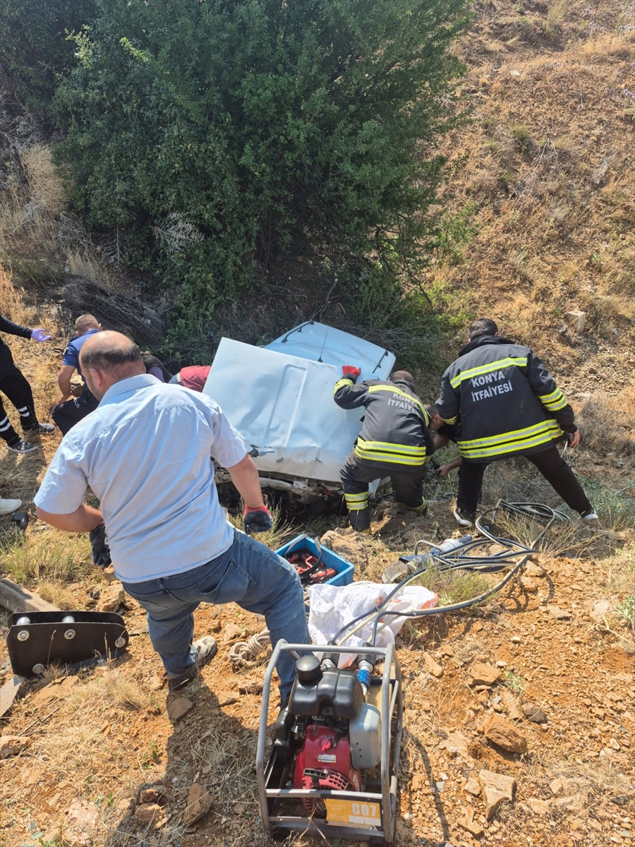 Konya'da şarampole devrilen otomobildeki 4 kişi yaralandı - Görsel 1