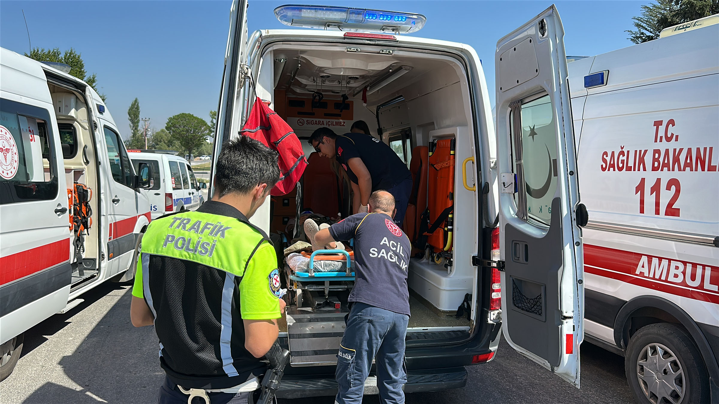 Kütahya - Servis otobüsü, akaryakıt tankerine çarptı; 35 yaralı - Görsel 1