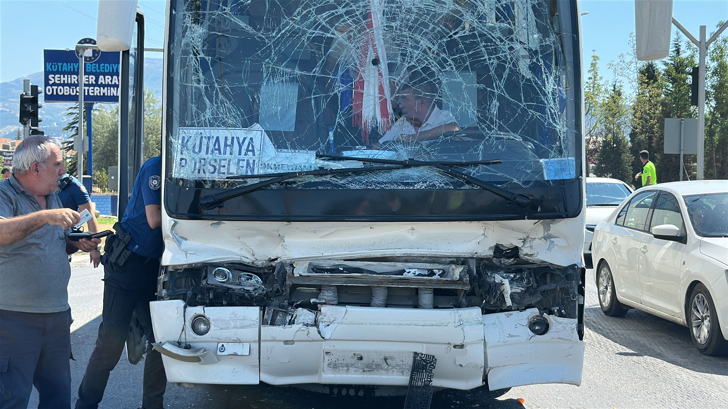 Kütahya - Servis otobüsü, akaryakıt tankerine çarptı; 35 yaralı - Görsel 5