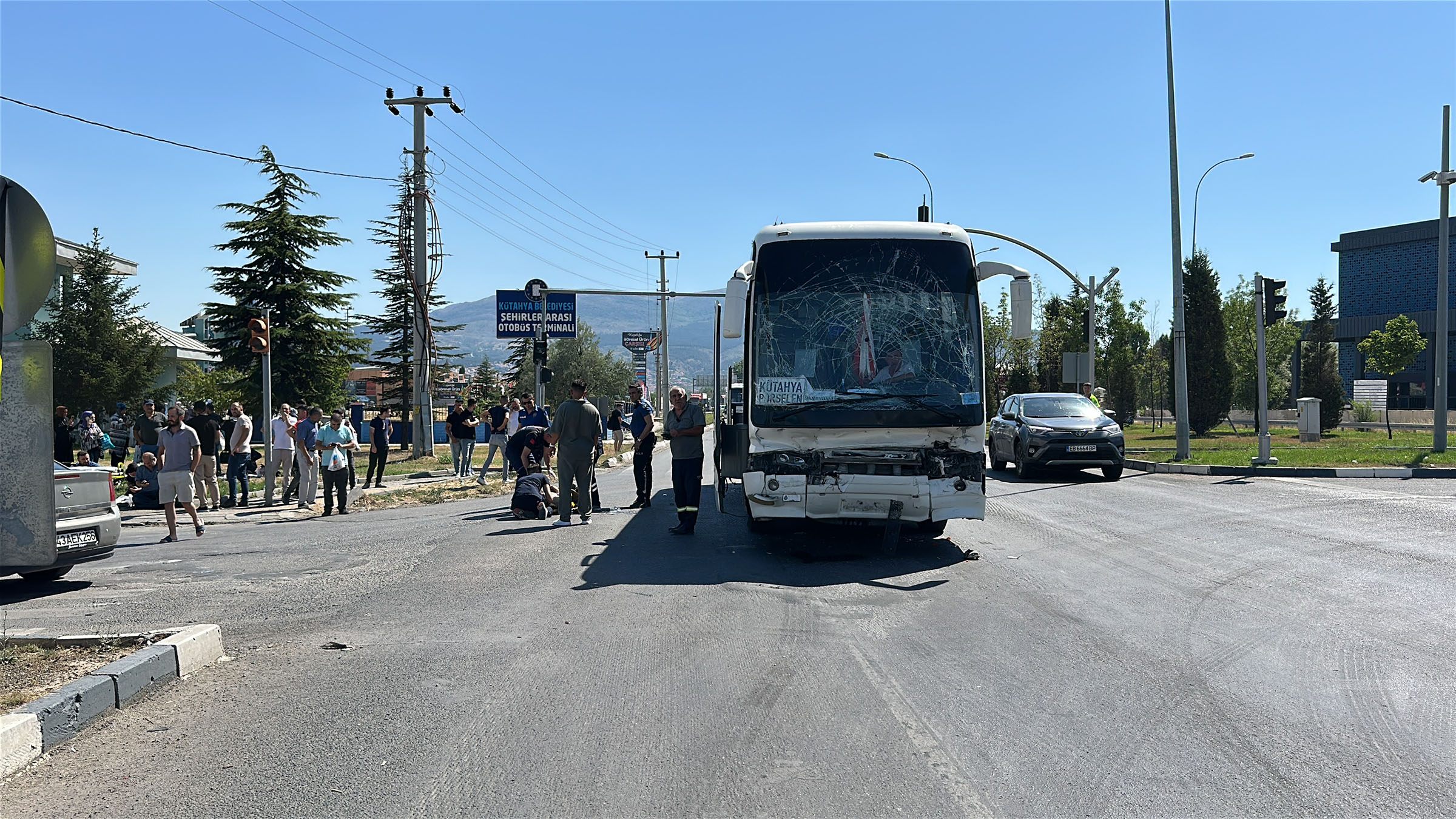 Kütahya - Servis otobüsü, akaryakıt tankerine çarptı; 35 yaralı - Görsel 6