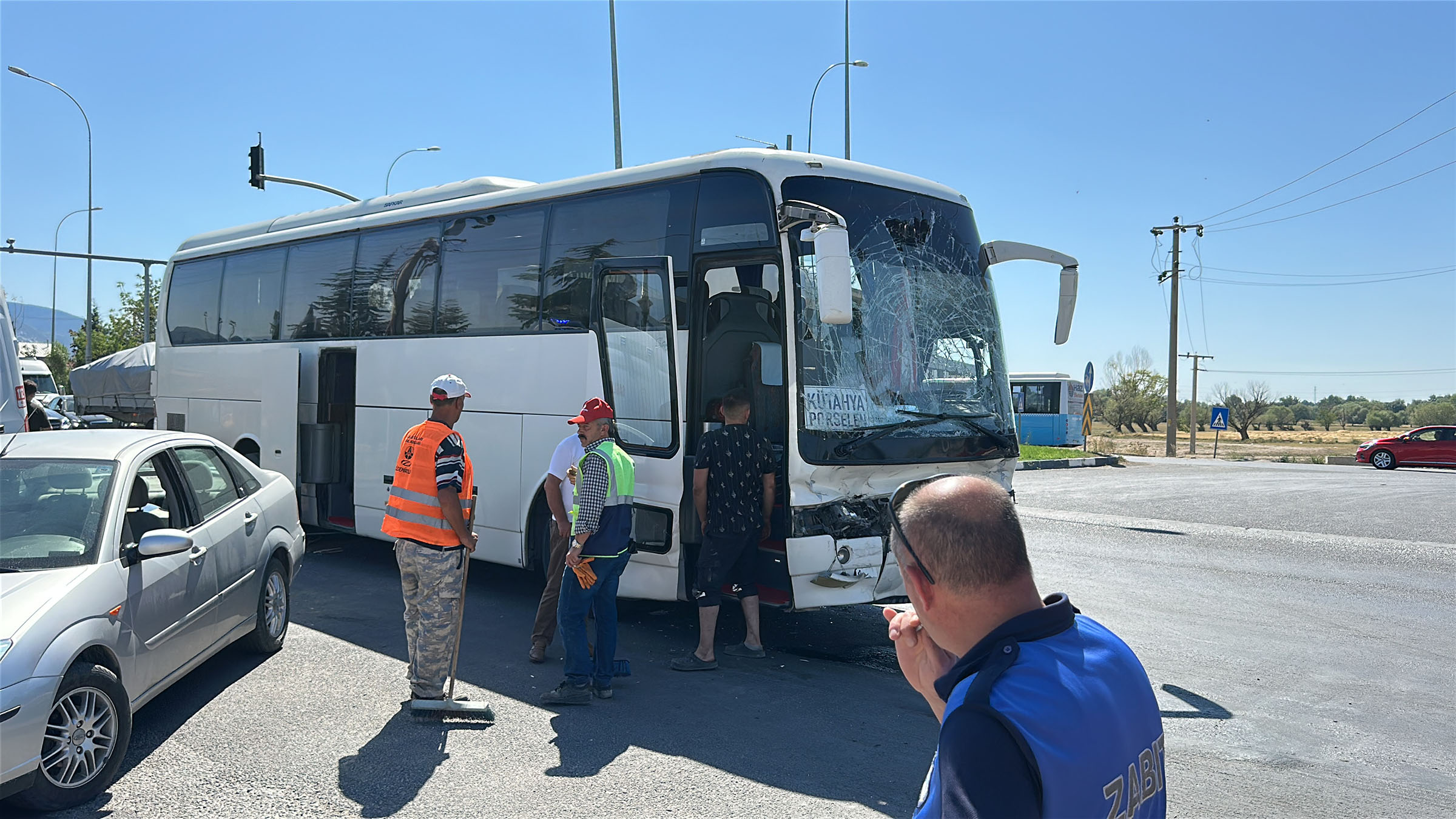 Kütahya - Servis otobüsü, akaryakıt tankerine çarptı; 35 yaralı - Görsel 8