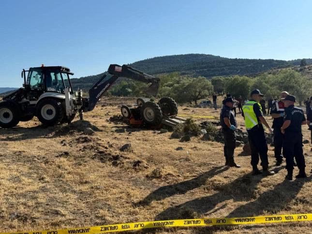 Boluda Tarlada devrilen traktörün altında kalan karı-koca, öldü - Görsel 1
