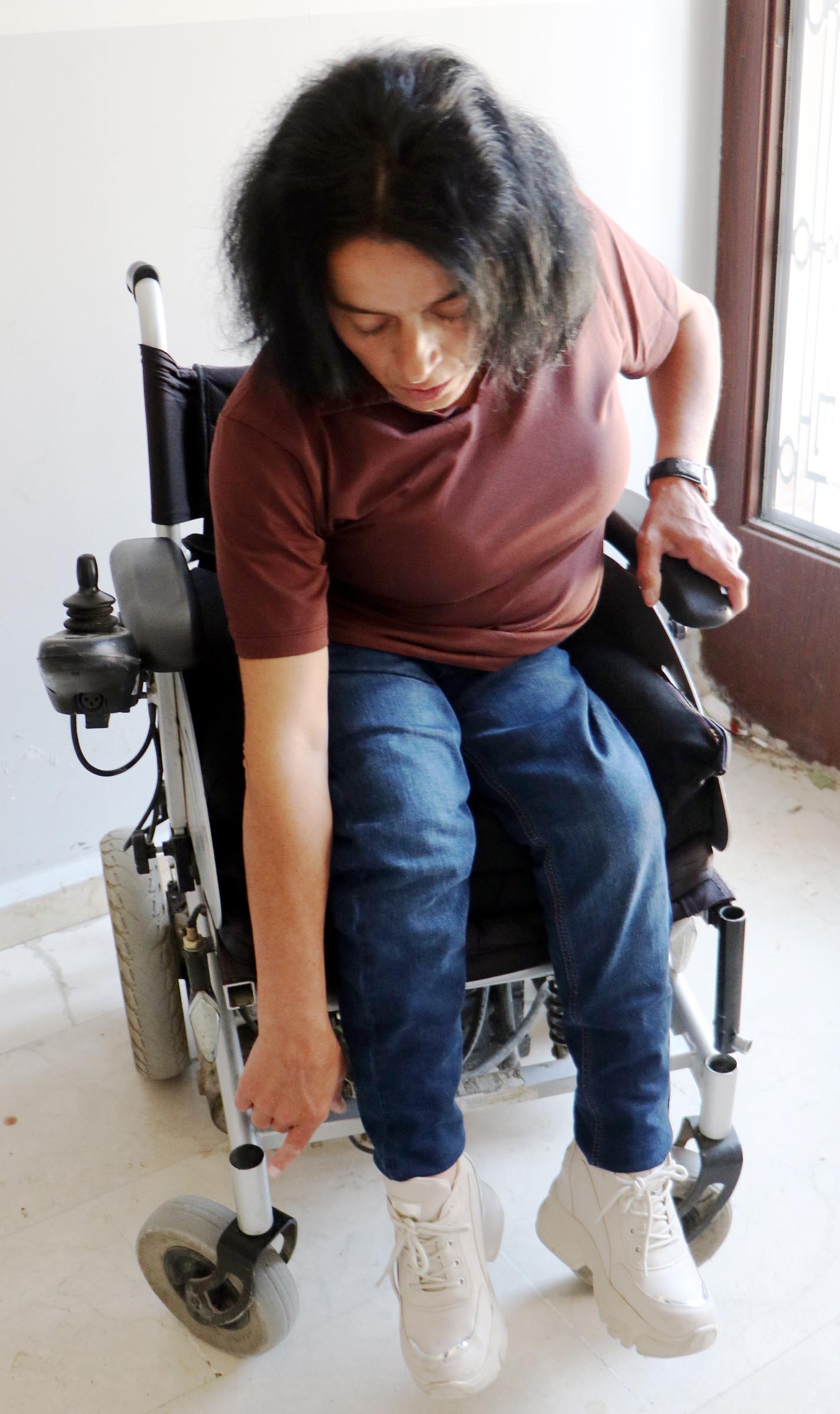 Erzurum'da Neden bizi şikayet ettin’ deyip tekerlekli sandalyedeki engelli kadını darbettiler - Görsel 2