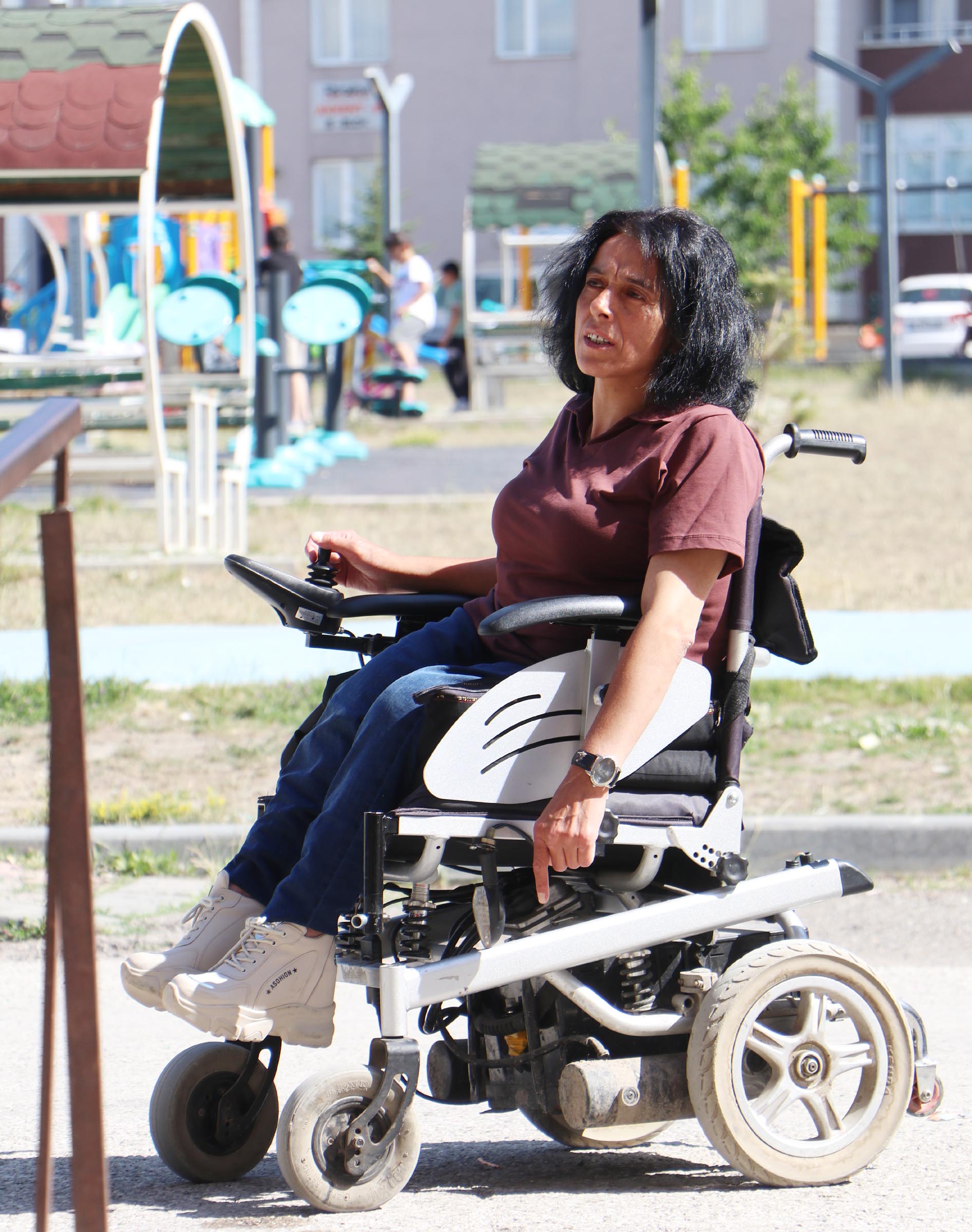 Erzurum'da Neden bizi şikayet ettin’ deyip tekerlekli sandalyedeki engelli kadını darbettiler - Görsel 3