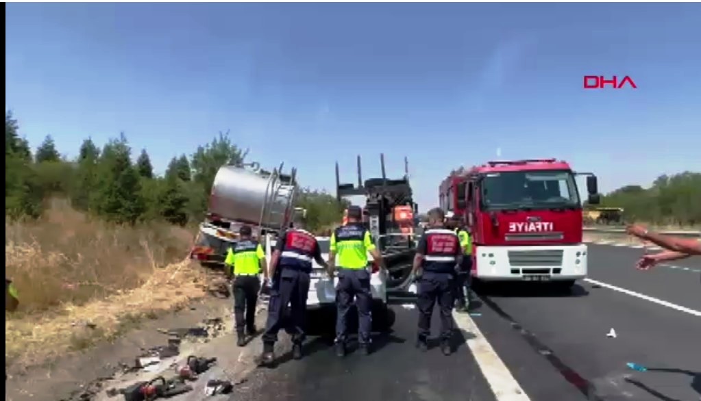 Tekirdağ- Otomobil süt kamyonu ile çarpıştı ; 4 ölü  - Görsel 1