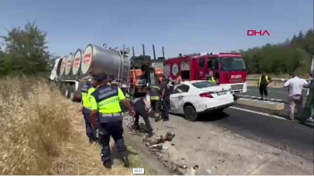 Tekirdağ- Otomobil süt kamyonu ile çarpıştı ; 4 ölü  - Görsel 3