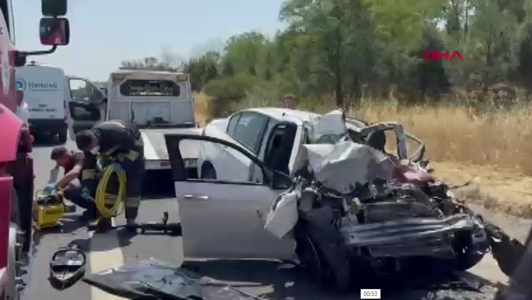 Tekirdağ- Otomobil süt kamyonu ile çarpıştı ; 4 ölü  - Görsel 4