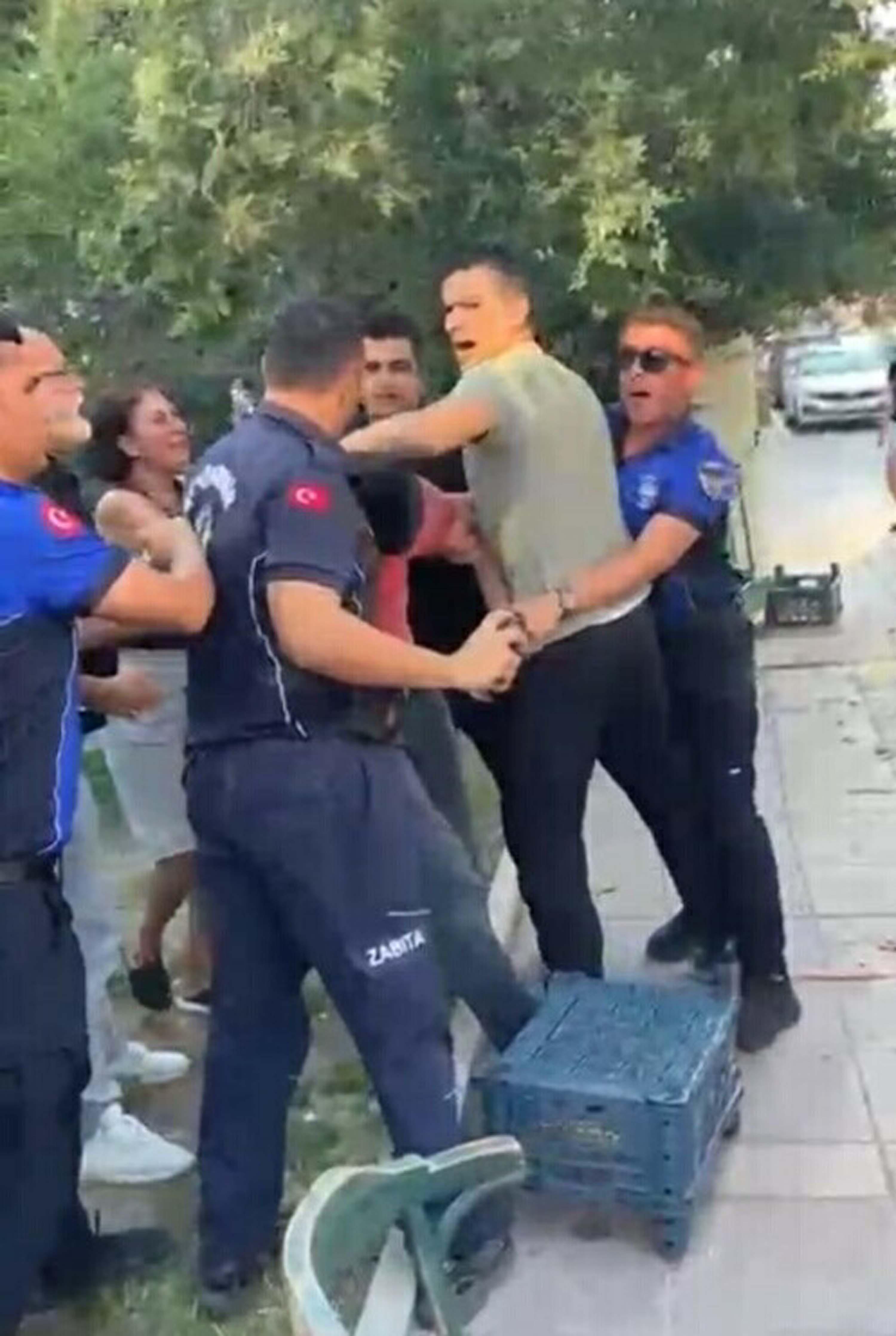 İzmir’de seyyar satıcıya zabıtadan sokak ortasında darp - Görsel 1