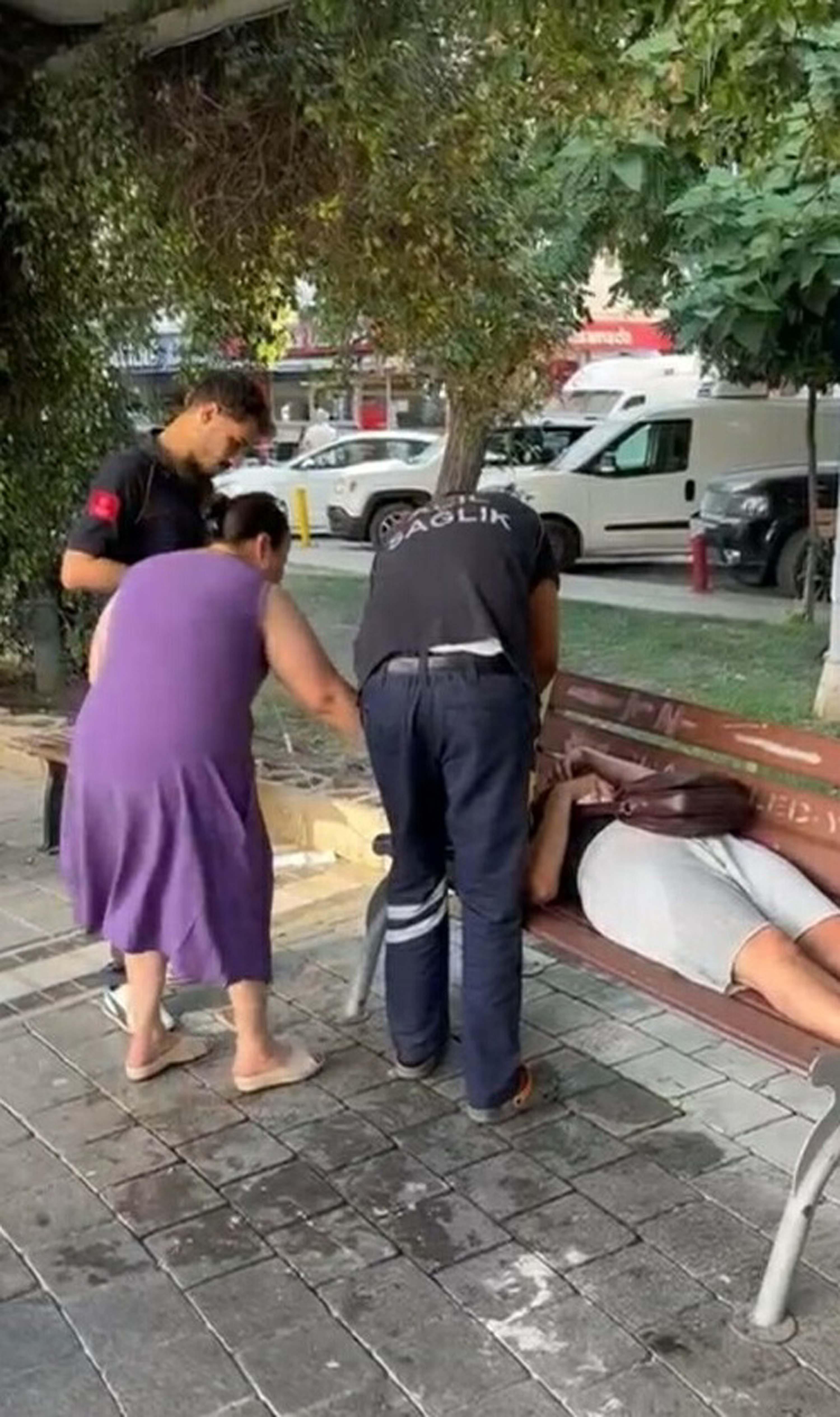 İzmir’de seyyar satıcıya zabıtadan sokak ortasında darp - Görsel 3