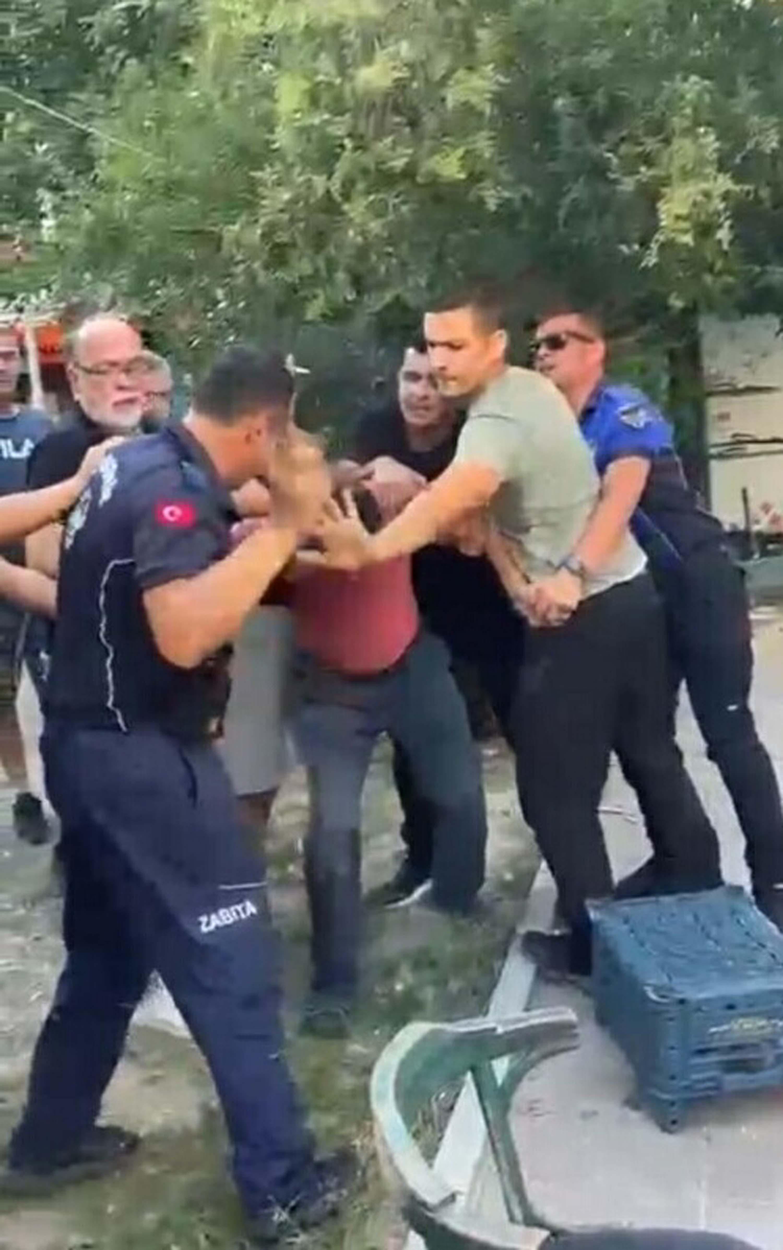 İzmir’de seyyar satıcıya zabıtadan sokak ortasında darp - Görsel 5