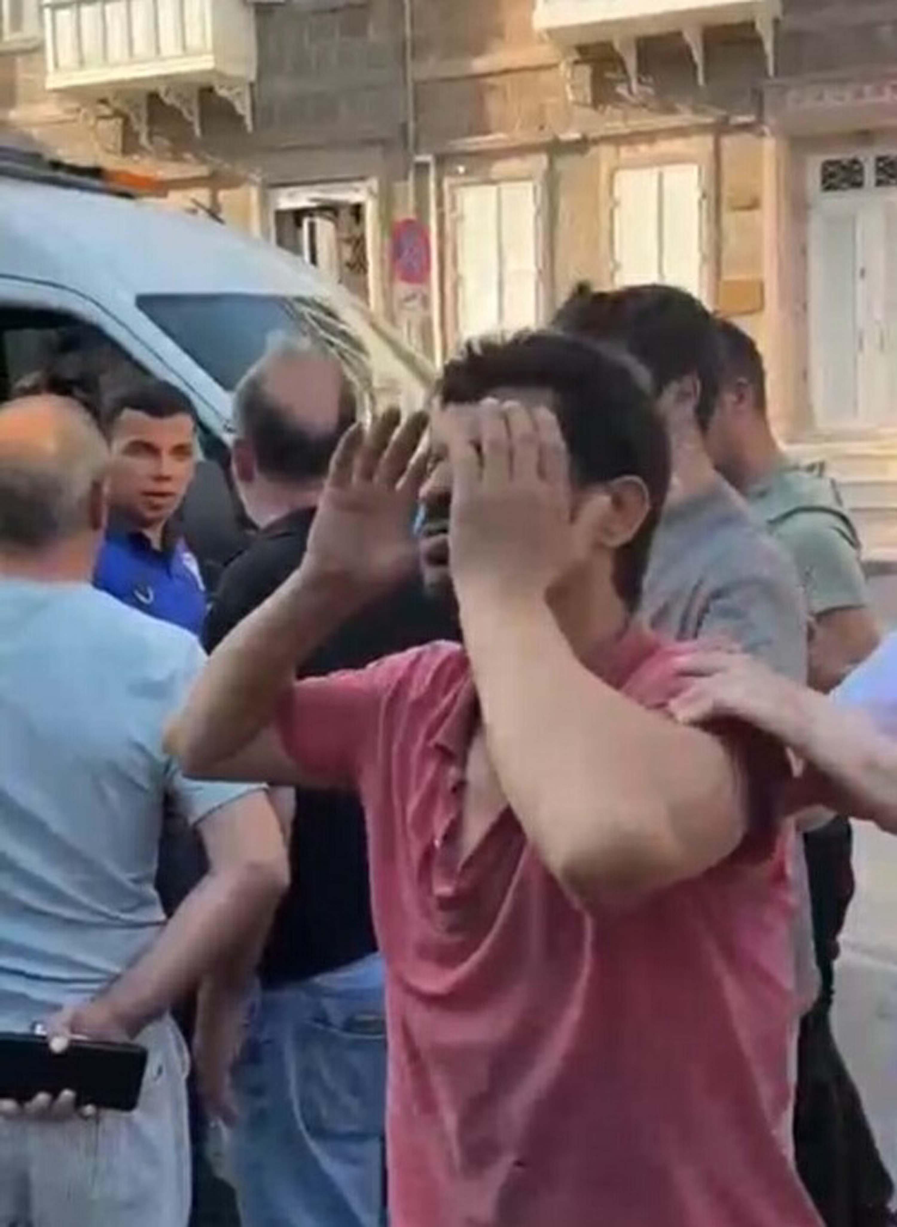 İzmir’de seyyar satıcıya zabıtadan sokak ortasında darp - Görsel 6