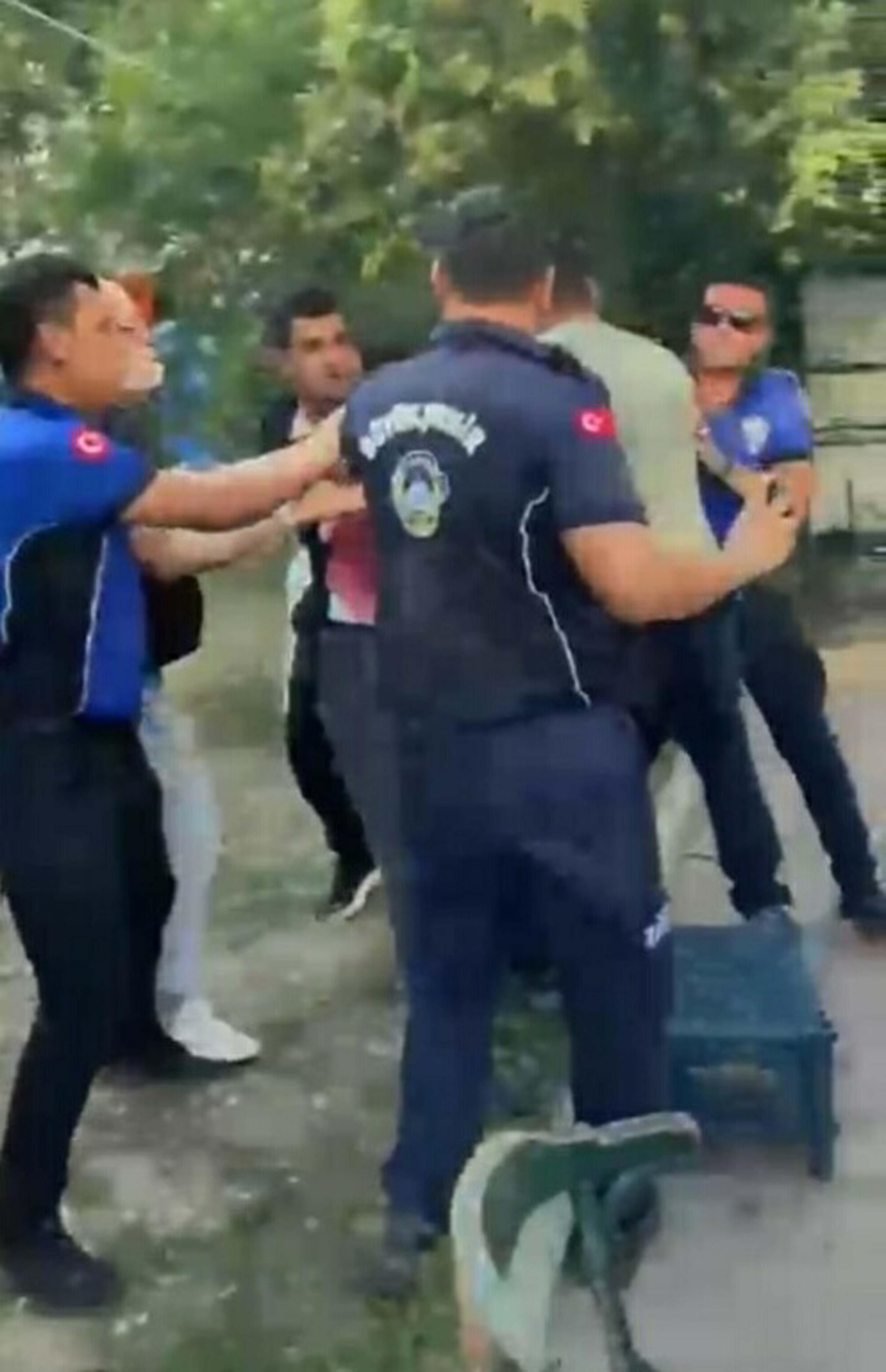 İzmir’de seyyar satıcıya zabıtadan sokak ortasında darp - Görsel 7