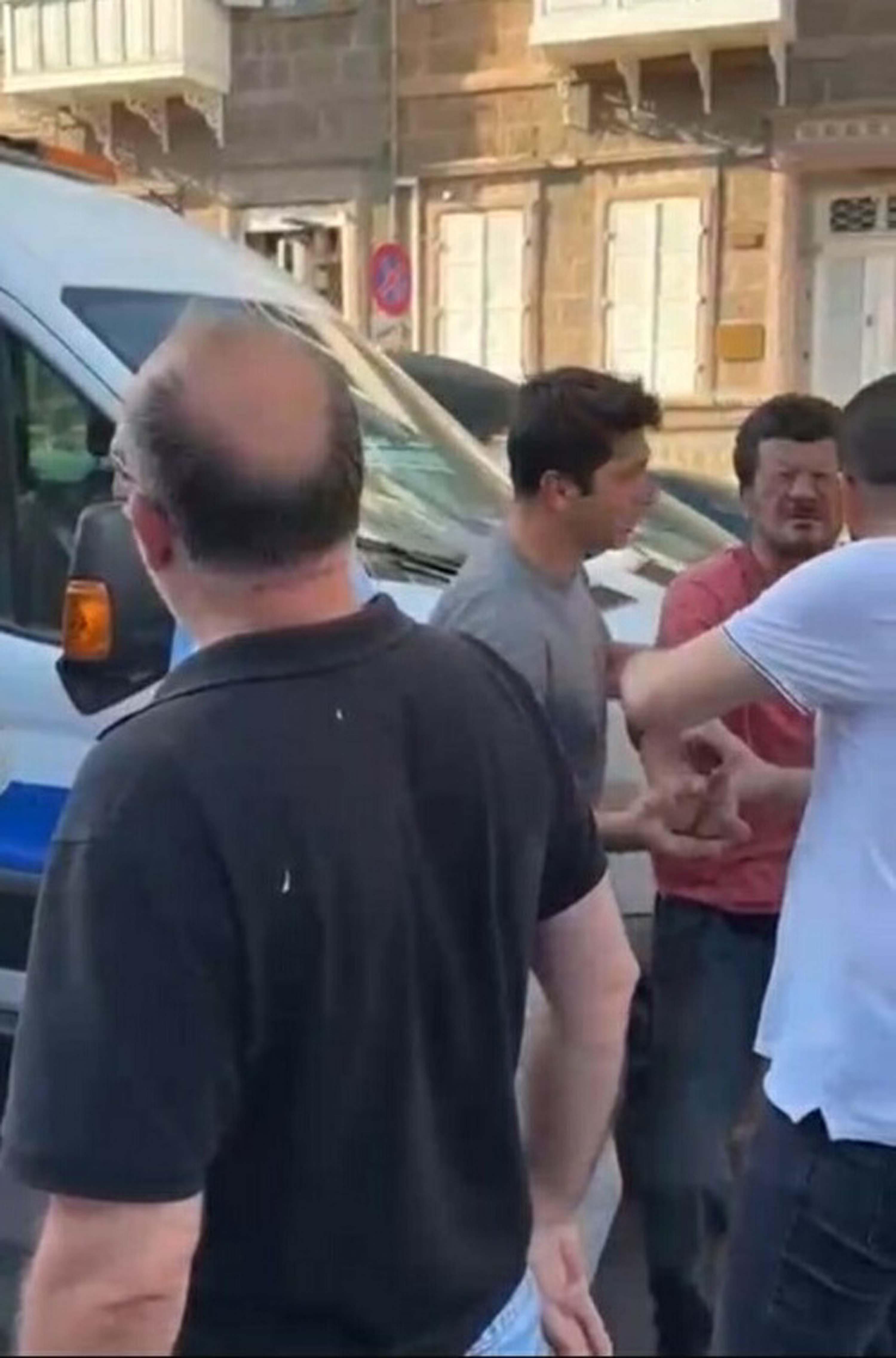 İzmir’de seyyar satıcıya zabıtadan sokak ortasında darp - Görsel 8