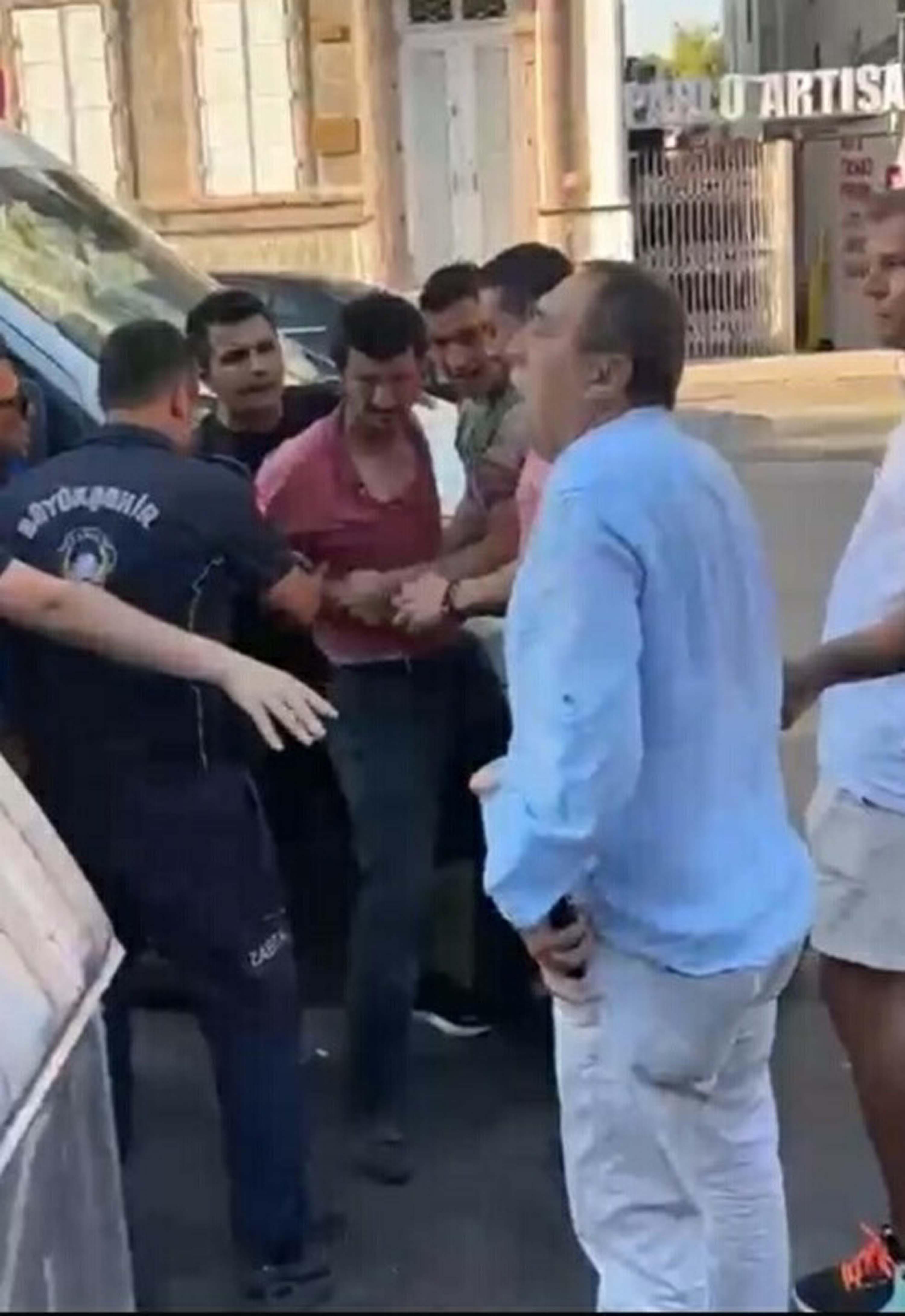 İzmir’de seyyar satıcıya zabıtadan sokak ortasında darp - Görsel 9