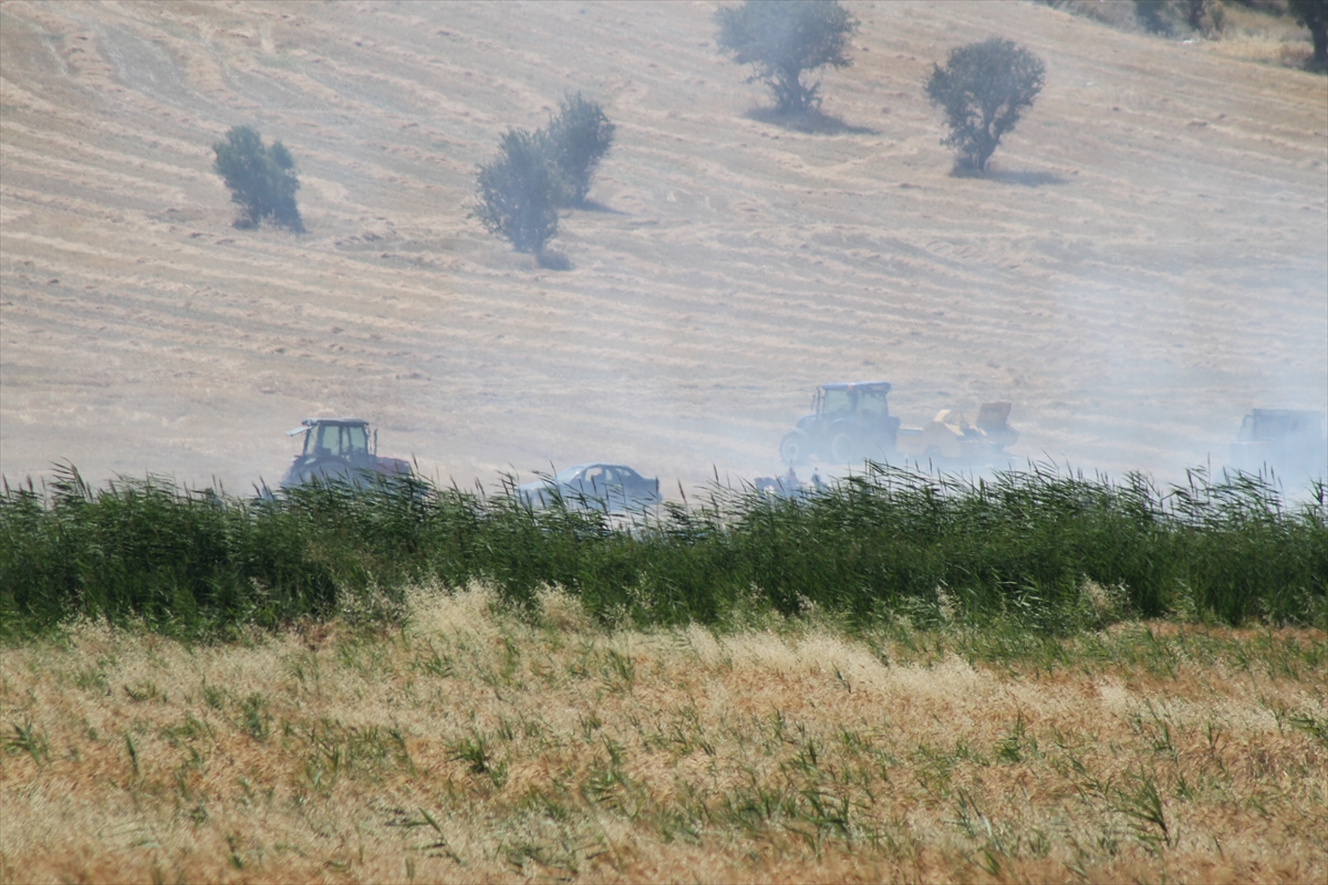 Beyşehir'de biçerdöverde çıkan yangın söndürüldü - Görsel 3