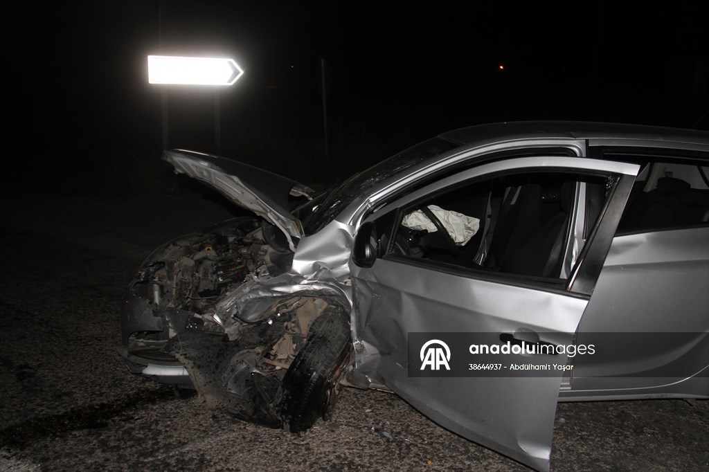 Beyşehirde  iki otomobilin çarpıştığı kazada 6 kişi yaralandı - Görsel 1