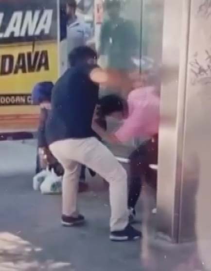 Konya - Komşusunun kızını otobüs durağında tornavida ile yaraladı; o anlar kamerada - Görsel 1