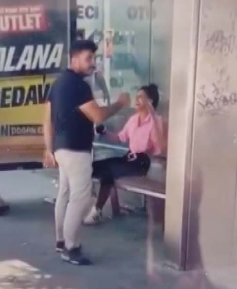 Konya - Komşusunun kızını otobüs durağında tornavida ile yaraladı; o anlar kamerada - Görsel 4