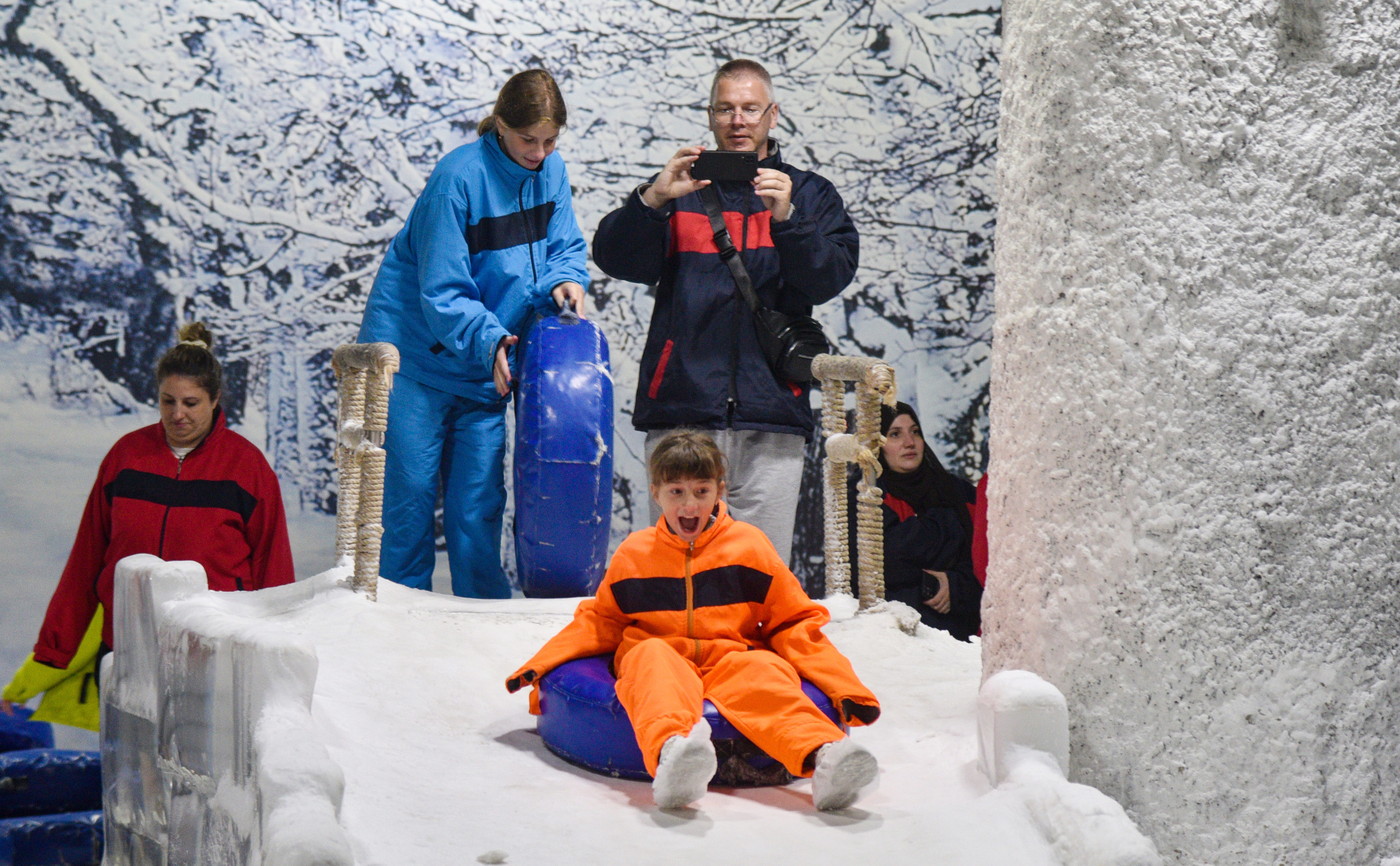 Antalya'da 40 derece sıcaktan bunalanlar, eksi 2 derecelik 'kar odası'nda serinliyor - Görsel 1