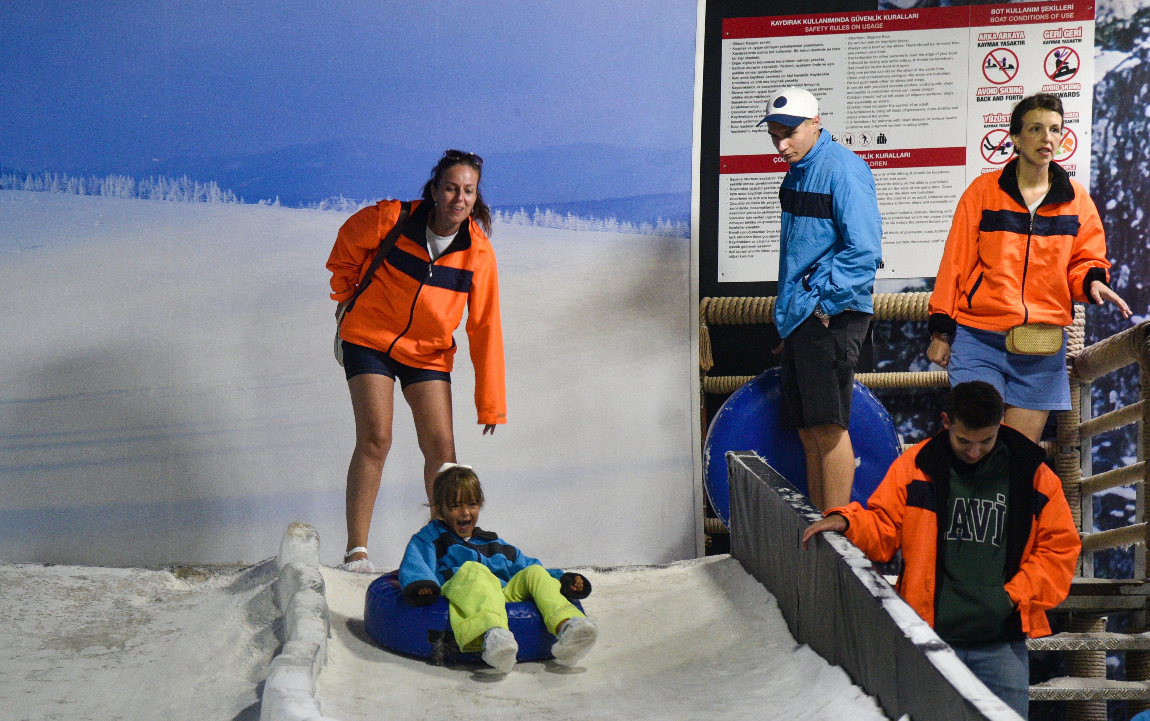 Antalya'da 40 derece sıcaktan bunalanlar, eksi 2 derecelik 'kar odası'nda serinliyor - Görsel 2