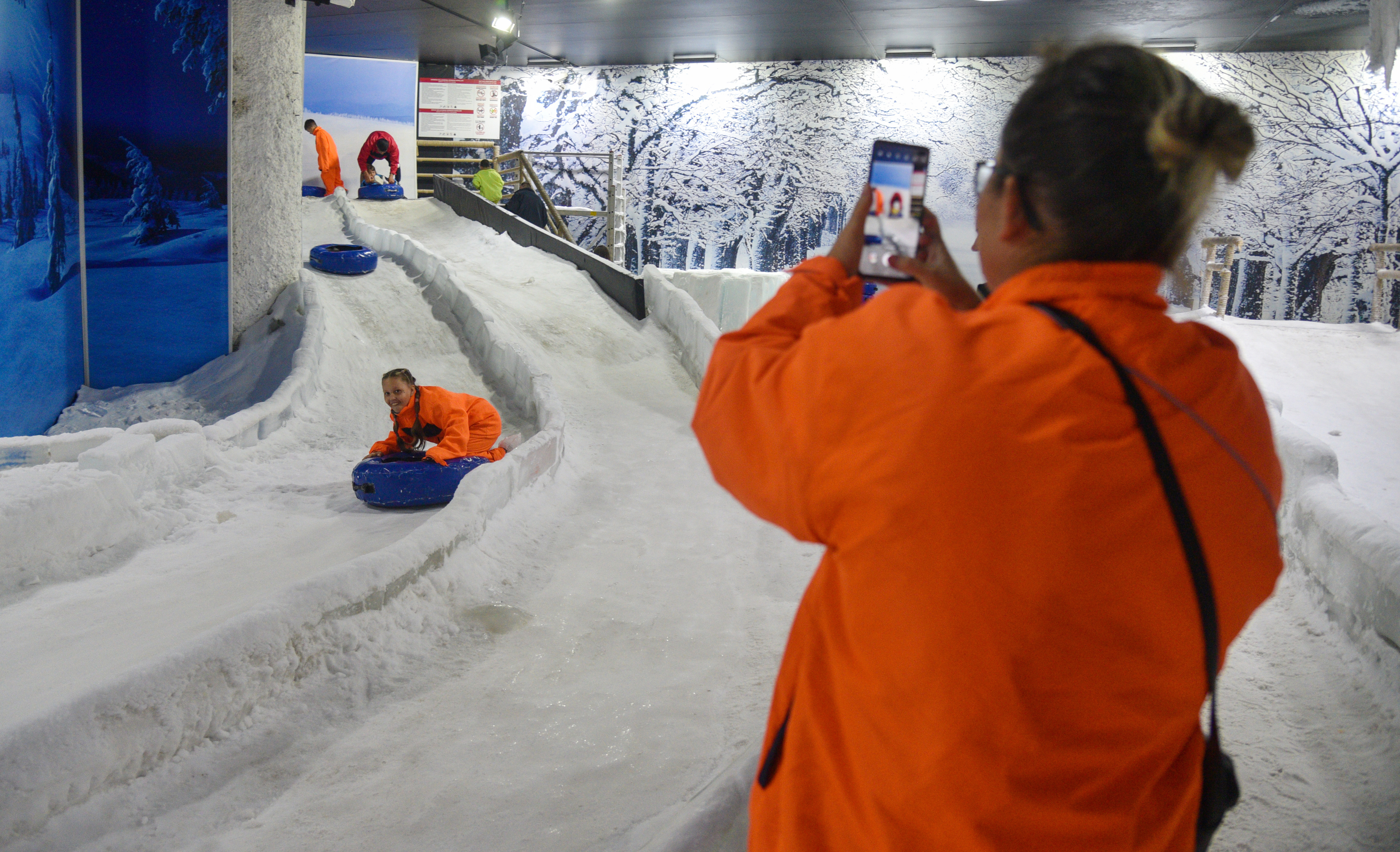 Antalya'da 40 derece sıcaktan bunalanlar, eksi 2 derecelik 'kar odası'nda serinliyor - Görsel 3