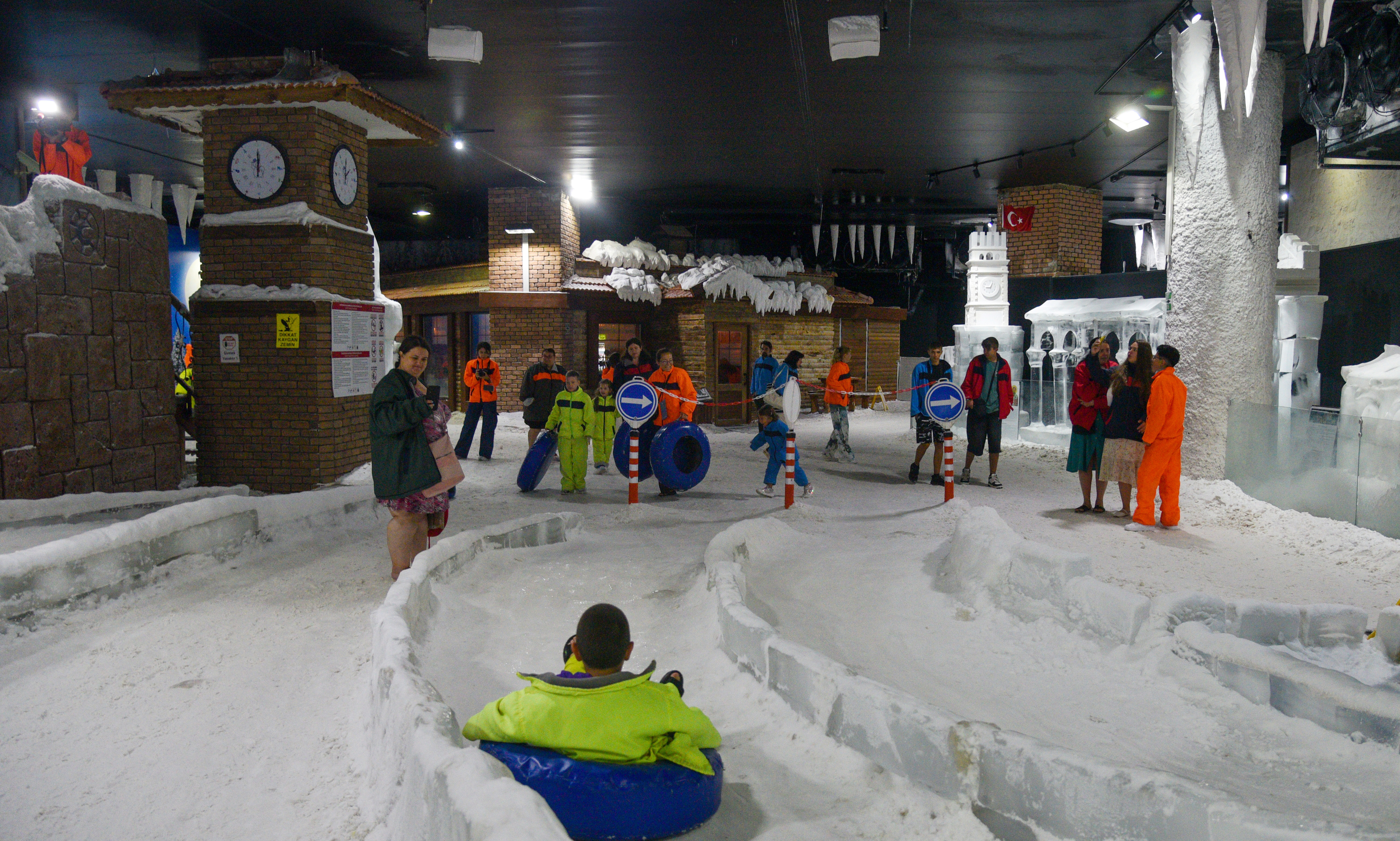 Antalya'da 40 derece sıcaktan bunalanlar, eksi 2 derecelik 'kar odası'nda serinliyor - Görsel 4
