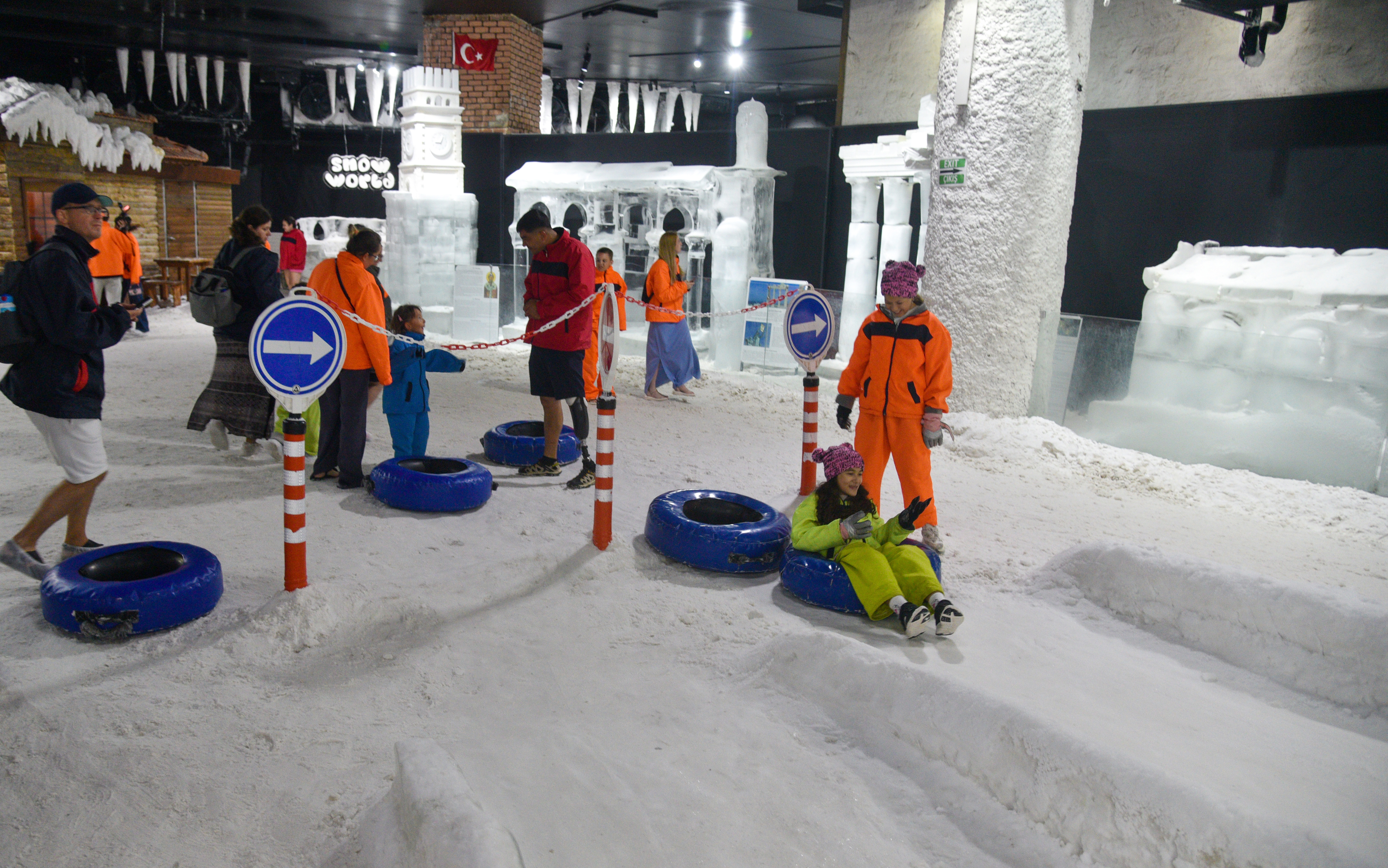 Antalya'da 40 derece sıcaktan bunalanlar, eksi 2 derecelik 'kar odası'nda serinliyor - Görsel 5
