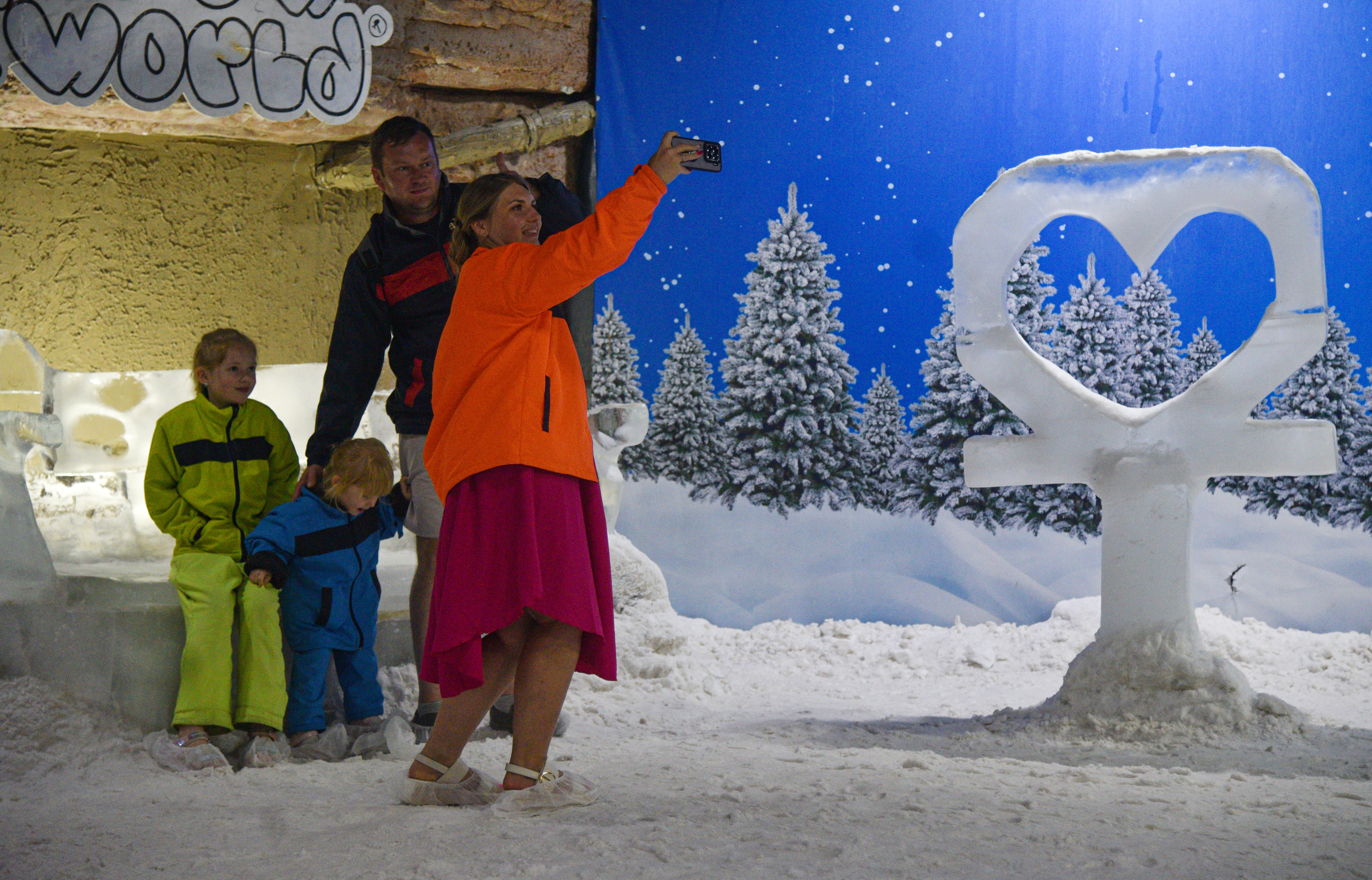 Antalya'da 40 derece sıcaktan bunalanlar, eksi 2 derecelik 'kar odası'nda serinliyor - Görsel 6