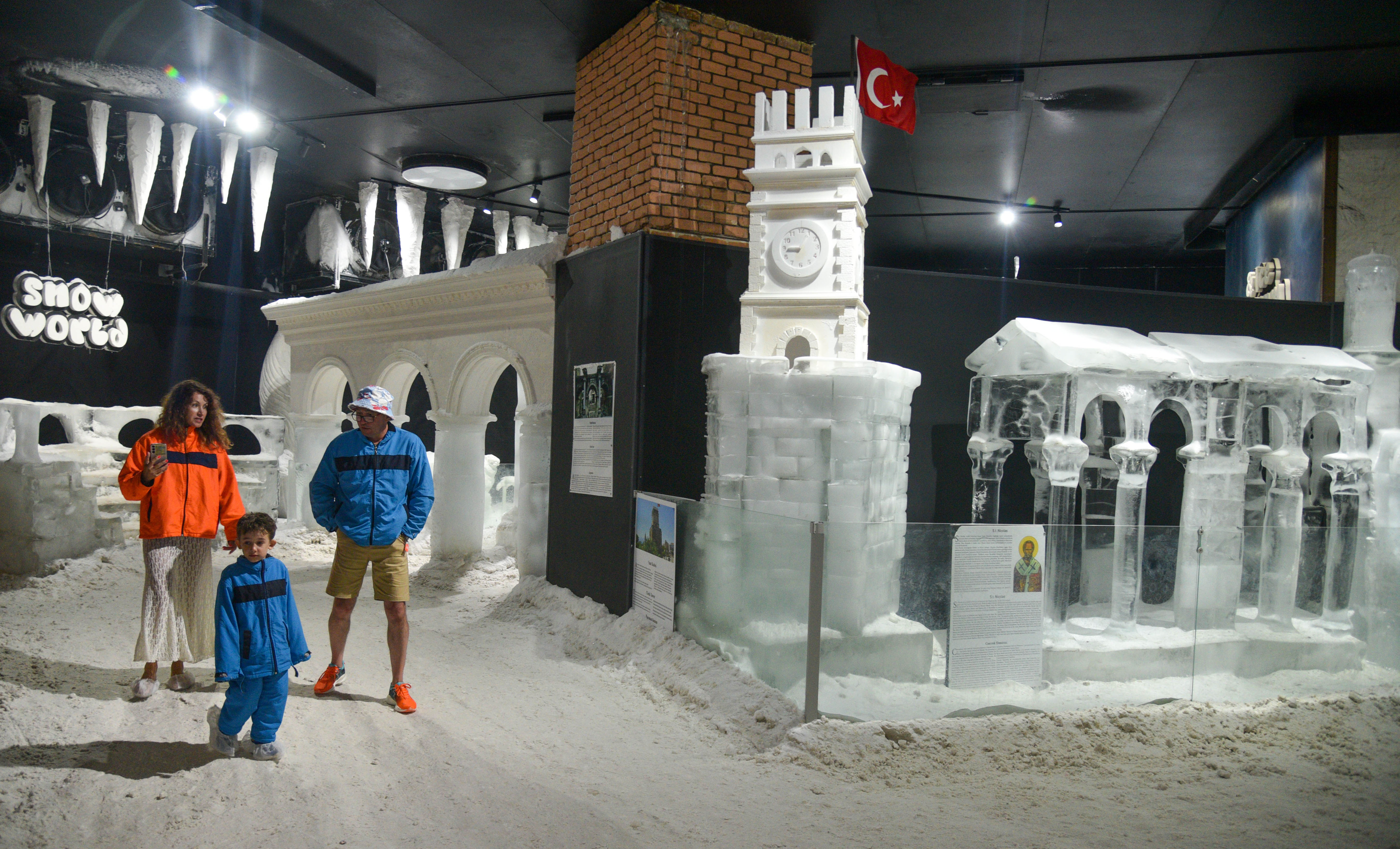 Antalya'da 40 derece sıcaktan bunalanlar, eksi 2 derecelik 'kar odası'nda serinliyor - Görsel 7