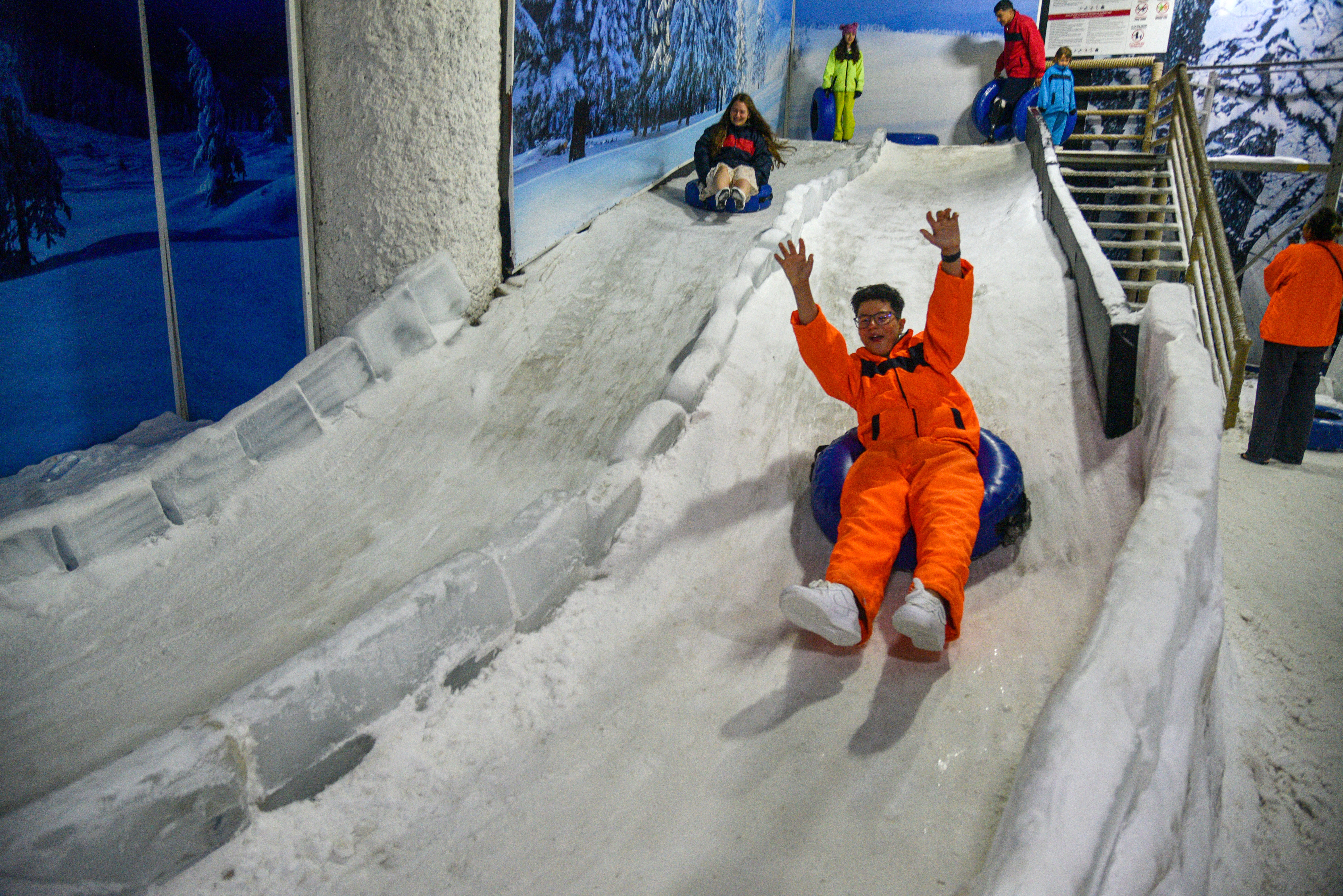 Antalya'da 40 derece sıcaktan bunalanlar, eksi 2 derecelik 'kar odası'nda serinliyor - Görsel 8