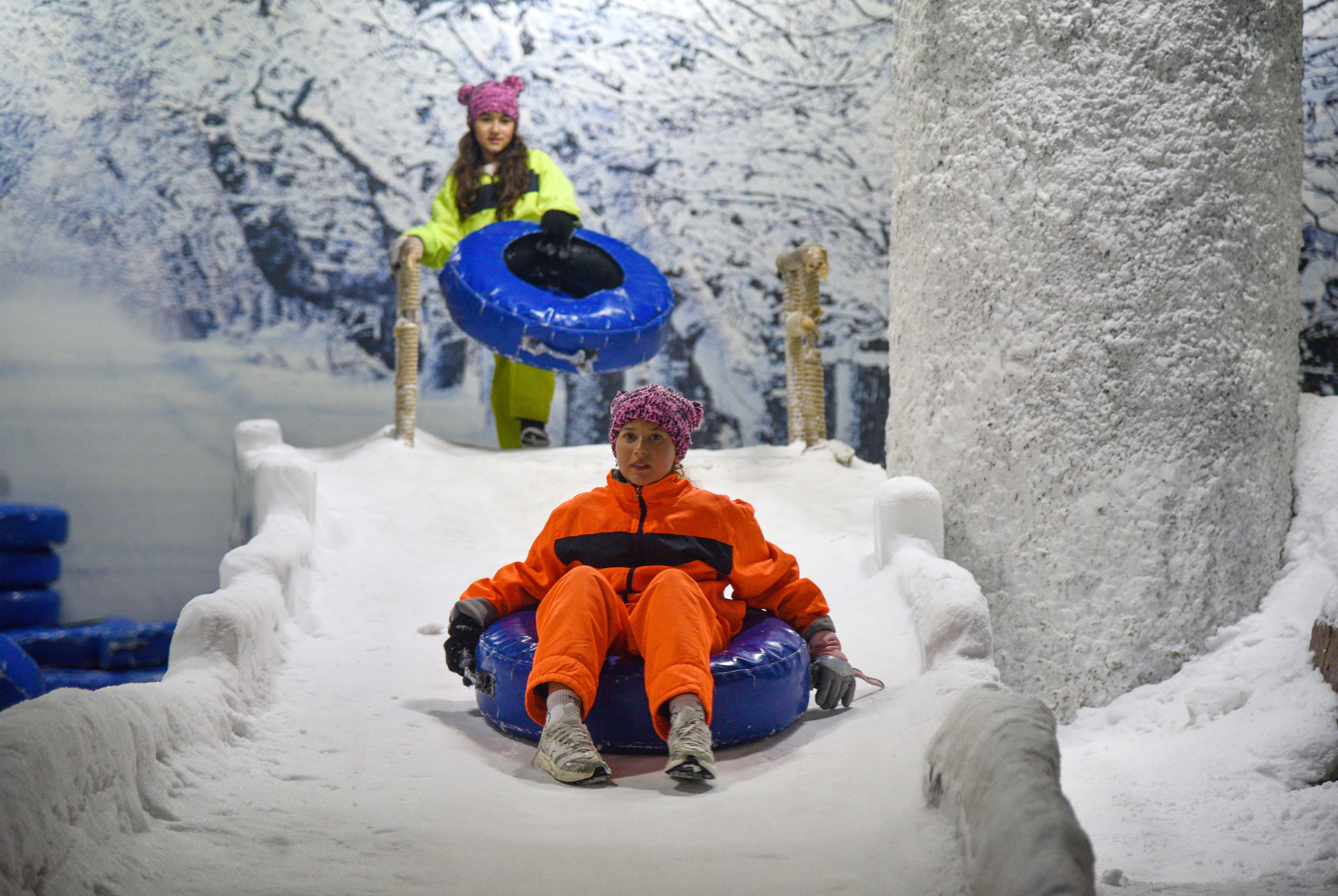 Antalya'da 40 derece sıcaktan bunalanlar, eksi 2 derecelik 'kar odası'nda serinliyor - Görsel 9