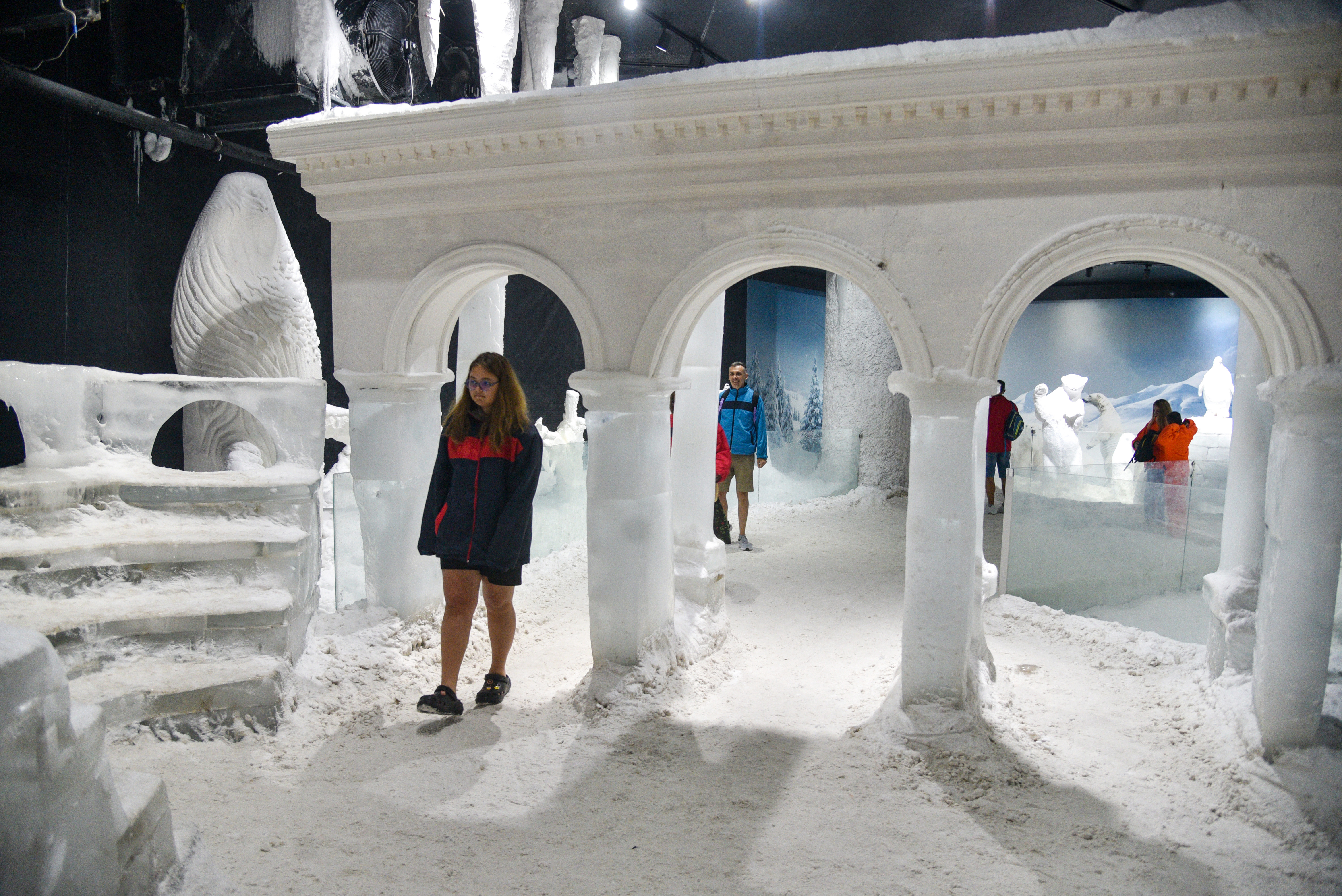 Antalya'da 40 derece sıcaktan bunalanlar, eksi 2 derecelik 'kar odası'nda serinliyor - Görsel 10