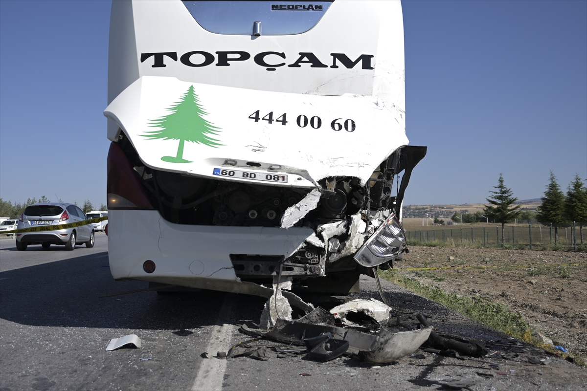 Ankara'daki trafik kazasında 2 kişi öldü, 1 kişi ağır yaralandı - Görsel 1