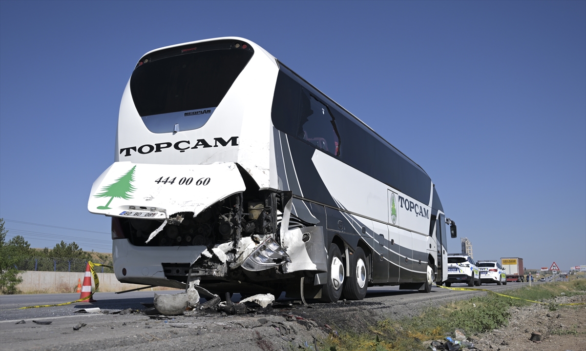 Ankara'daki trafik kazasında 2 kişi öldü, 1 kişi ağır yaralandı - Görsel 2