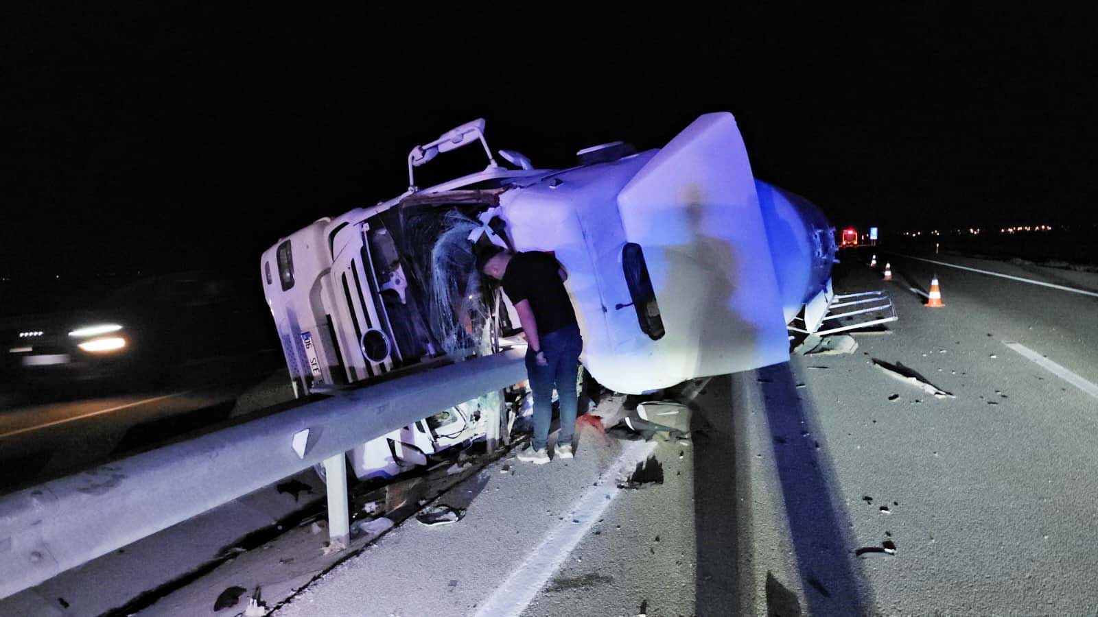 Konya Ankara yolunda TIR devrildi sürücü hayatını kaybetti. - Görsel 1