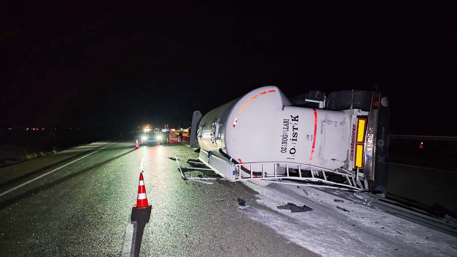 Konya Ankara yolunda TIR devrildi sürücü hayatını kaybetti. - Görsel 2
