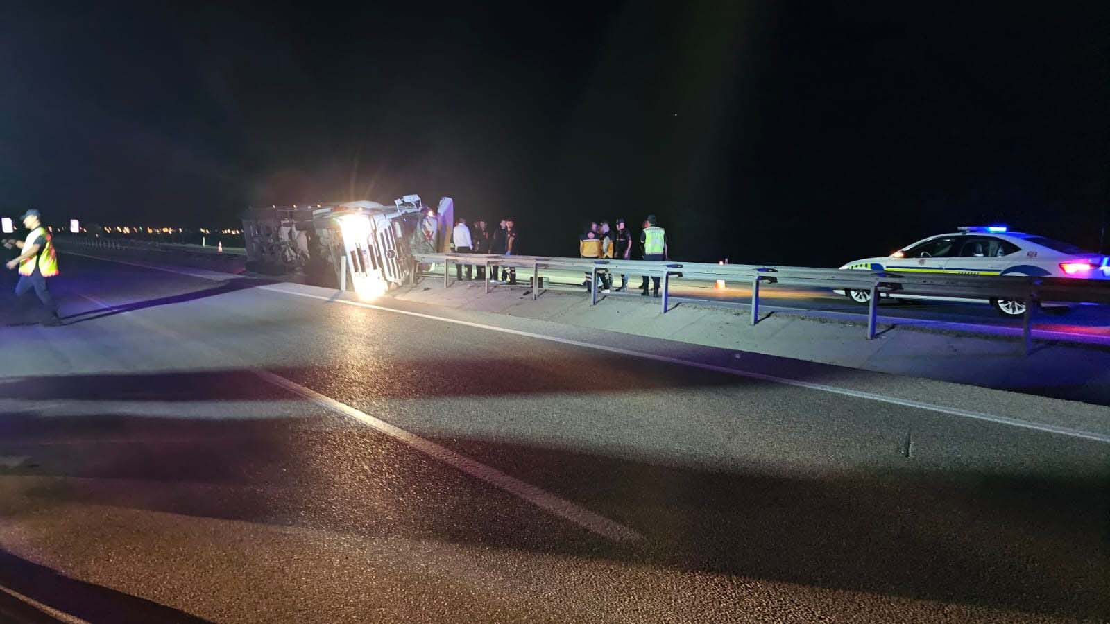 Konya Ankara yolunda TIR devrildi sürücü hayatını kaybetti. - Görsel 7