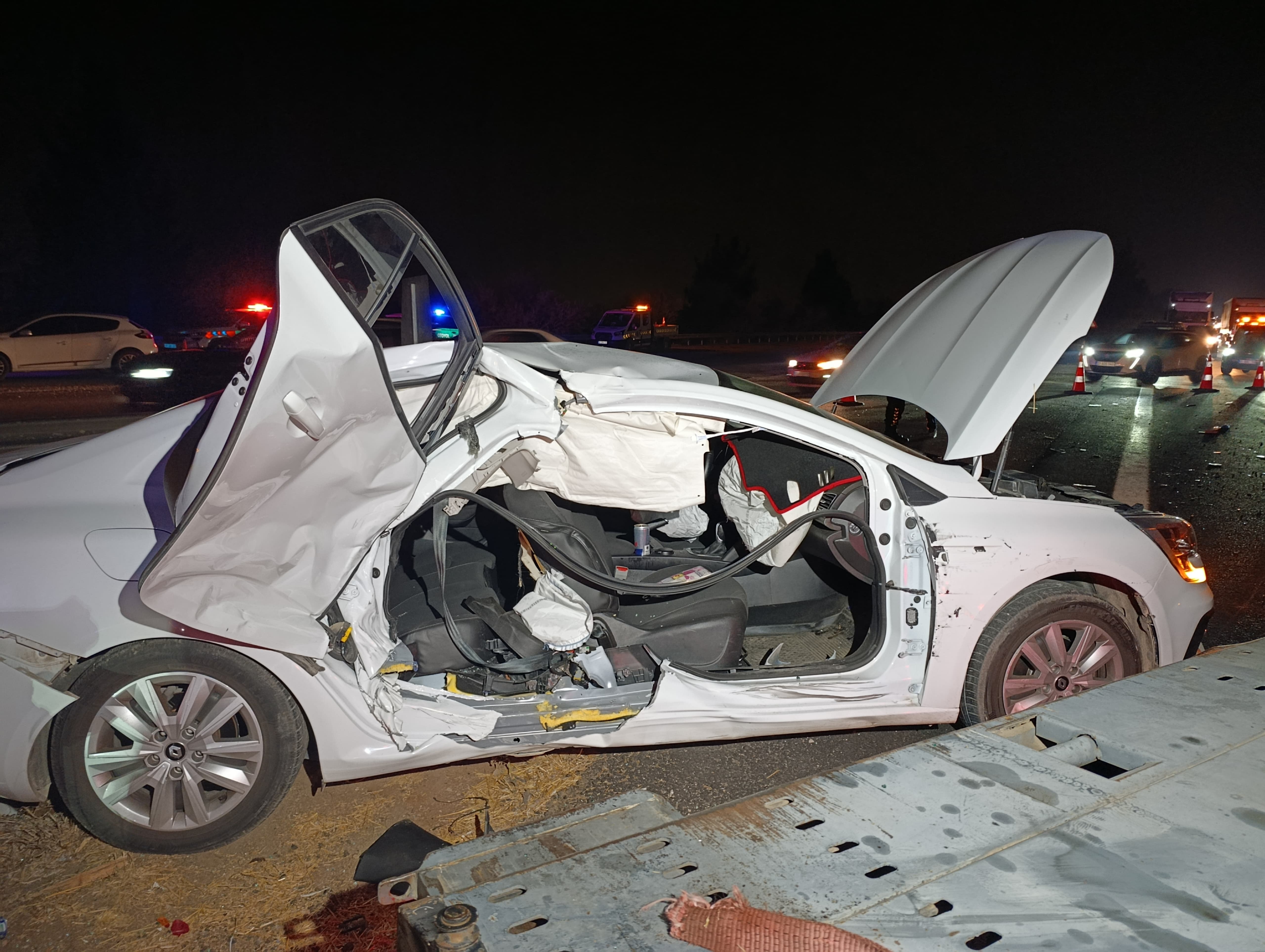 Adana’da TIR, yol kenarındaki 3 araca çarptı; 8 yaralı - Görsel 1