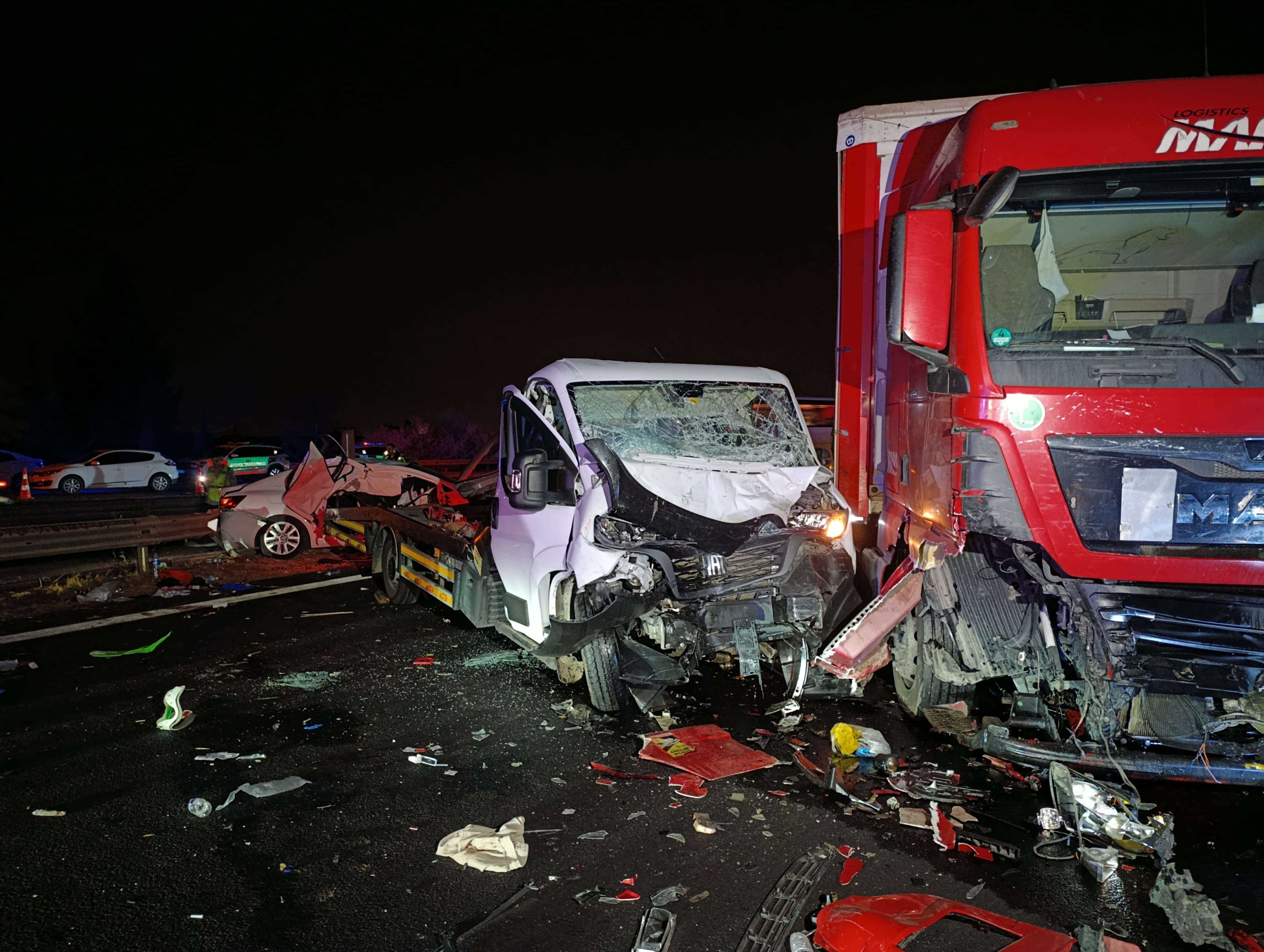 Adana’da TIR, yol kenarındaki 3 araca çarptı; 8 yaralı - Görsel 3
