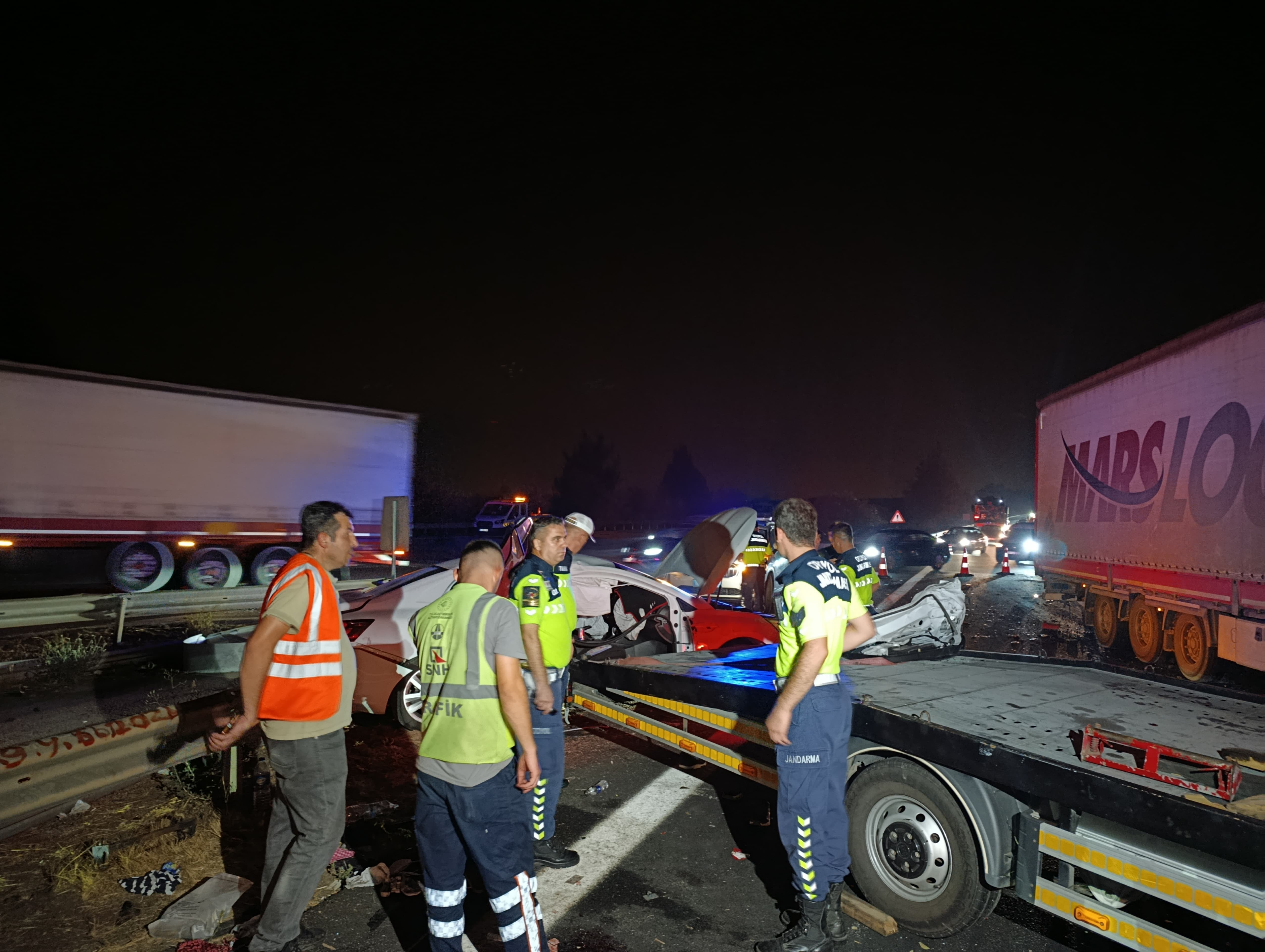 Adana’da TIR, yol kenarındaki 3 araca çarptı; 8 yaralı - Görsel 5