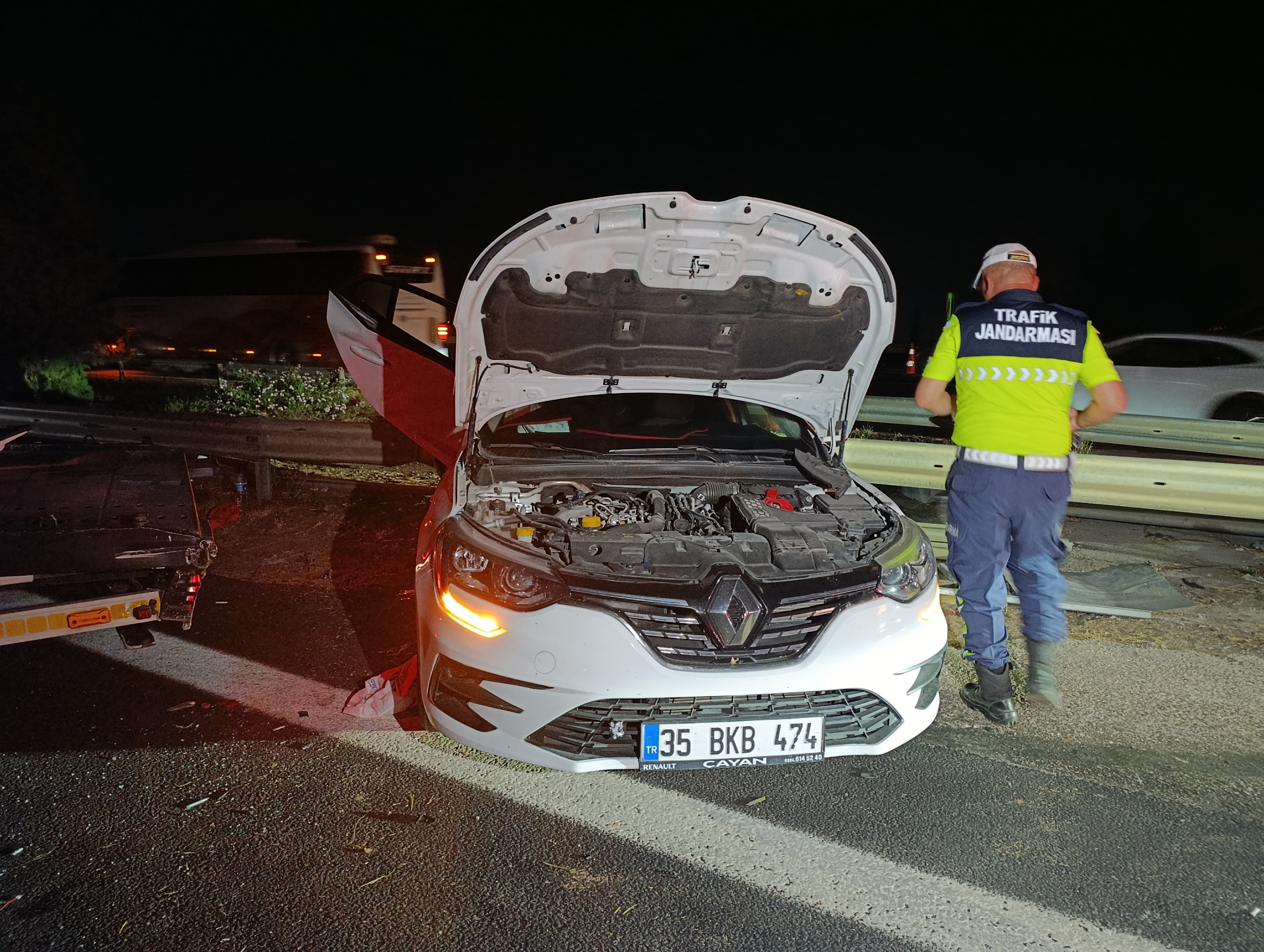 Adana’da TIR, yol kenarındaki 3 araca çarptı; 8 yaralı - Görsel 6