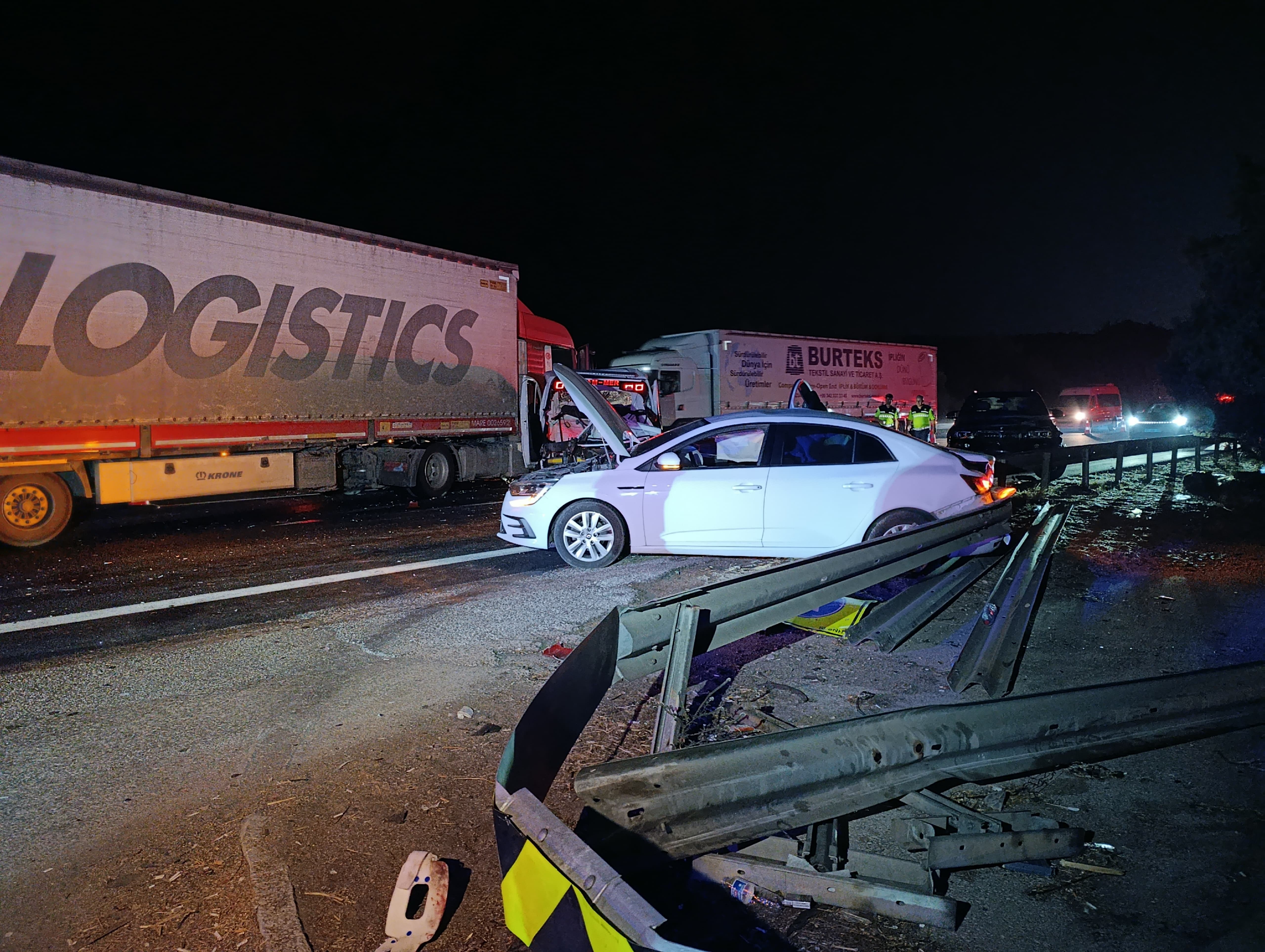 Adana’da TIR, yol kenarındaki 3 araca çarptı; 8 yaralı - Görsel 8