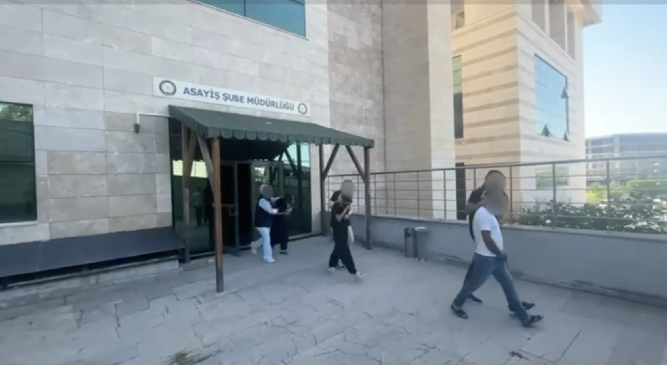 Çarşaf giyip dilenci kılığına girerek 1 milyon TL’lik hırsızlık yapan 3 şüpheli tutuklandı - Görsel 5