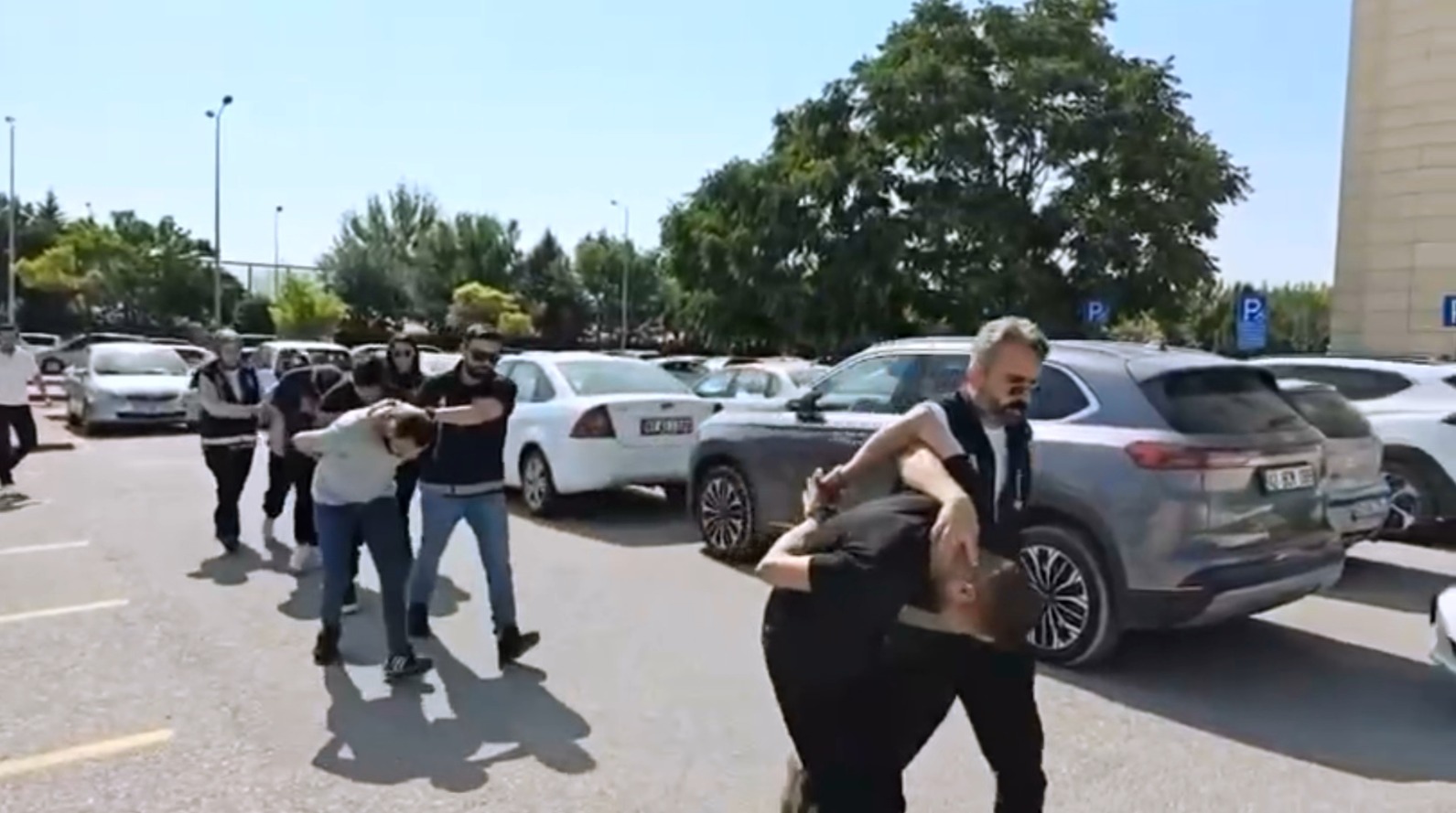 Konya'da Masaj Salonlarına Yönelik Operasyonlar Sürüyor: 2 Kişi Tutuklandı, 6 Mağdur Kadın Kurtarıldı - Görsel 2