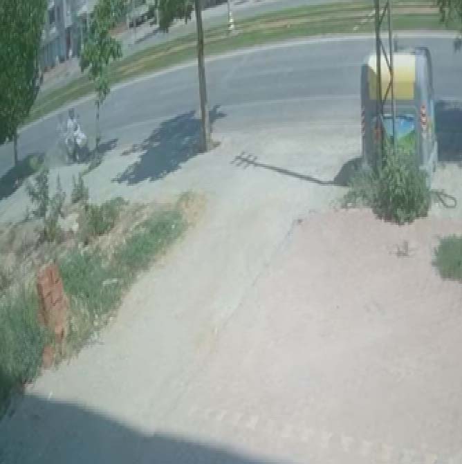 Devrilip ağaca çarpan motosikletin sürücüsü yaralandı; kaza kamerada - Görsel 1