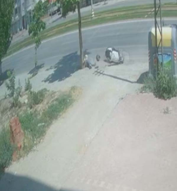 Devrilip ağaca çarpan motosikletin sürücüsü yaralandı; kaza kamerada - Görsel 2