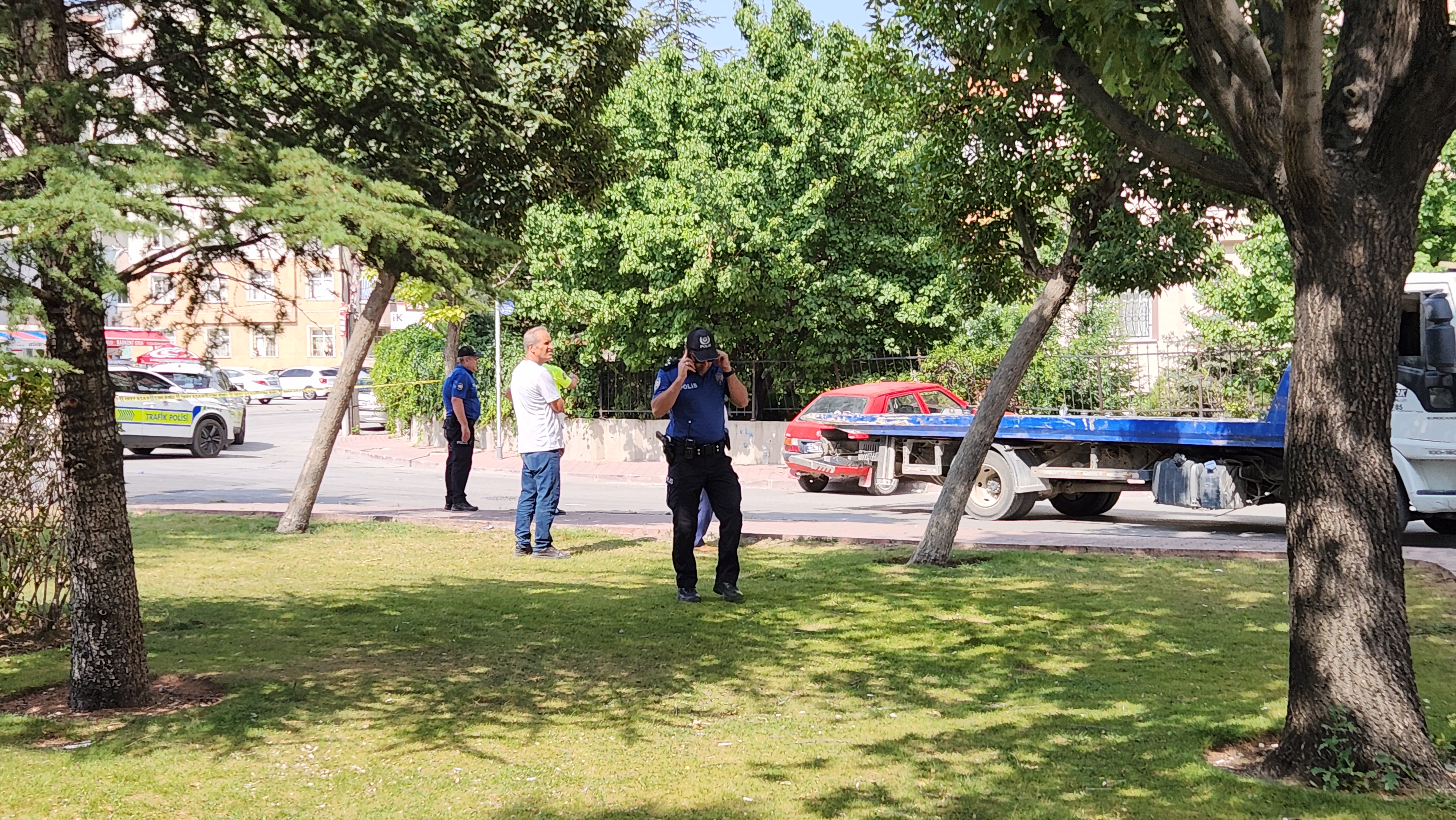 Ehliyetsiz sürücü kaçtı, otomobili durdurmak isteyen polis yaralandı - Görsel 1