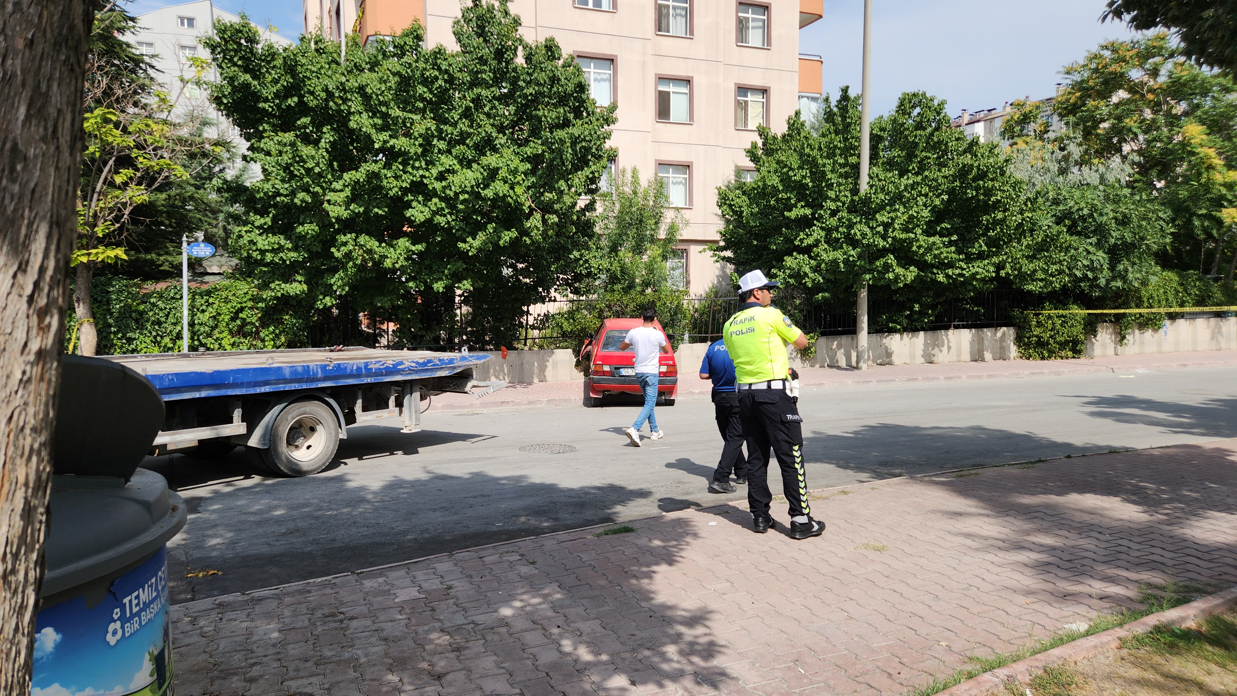 Ehliyetsiz sürücü kaçtı, otomobili durdurmak isteyen polis yaralandı - Görsel 3