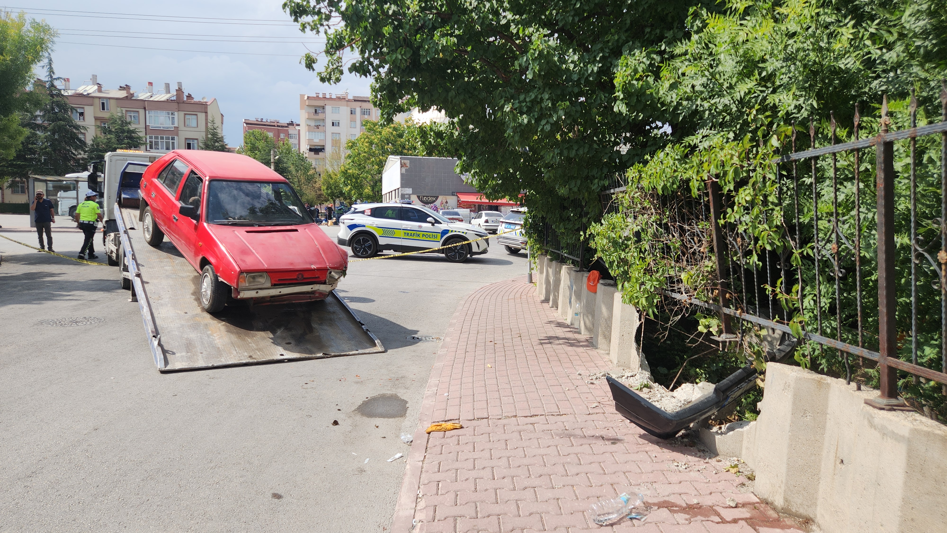 Ehliyetsiz sürücü kaçtı, otomobili durdurmak isteyen polis yaralandı - Görsel 4