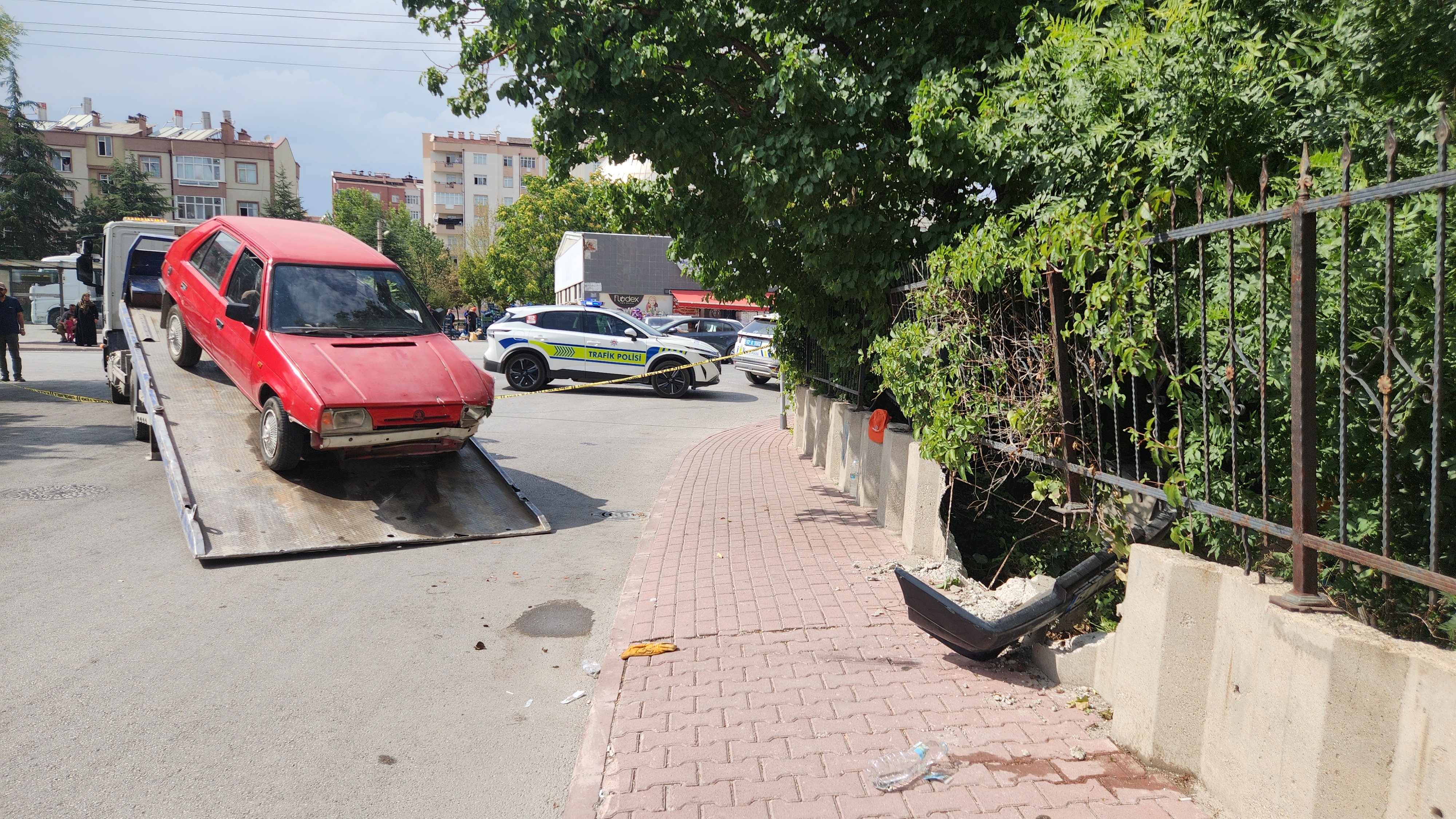 Ehliyetsiz sürücü kaçtı, otomobili durdurmak isteyen polis yaralandı - Görsel 5